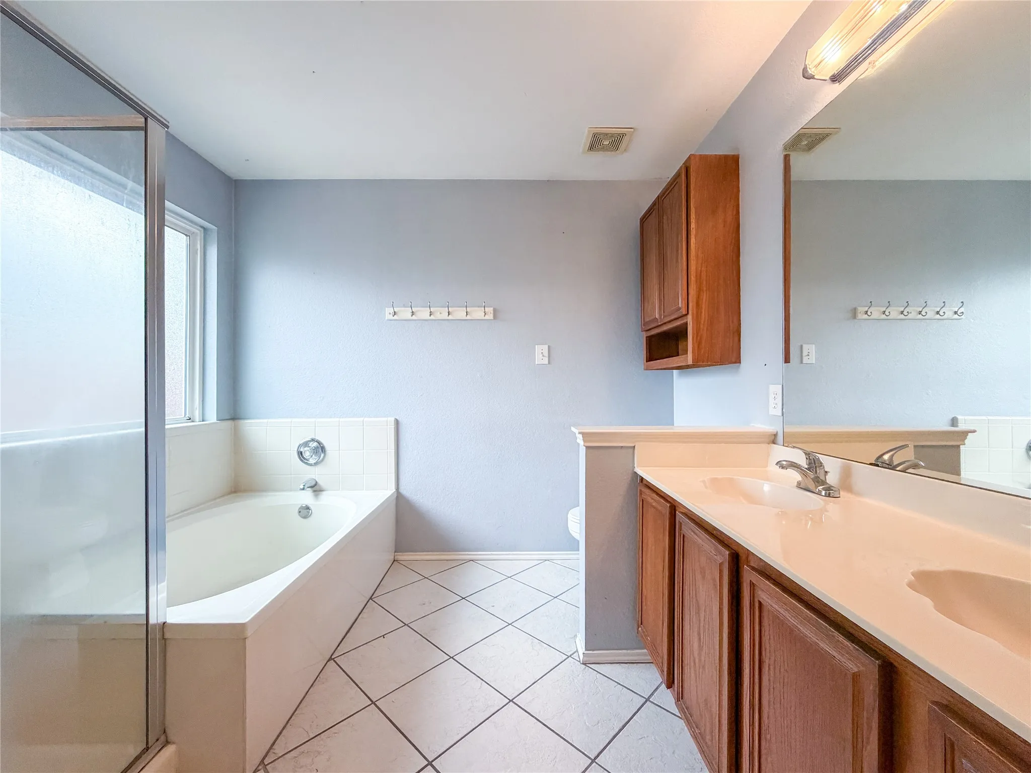 Single Family Residence For Rent in Tarrant County , 2752 Scarborough Drive, Grand Prairie, Texas 75052, 3 Bedrooms, 2 Bathrooms, 2 Garage spaces, 1,721 Sqft, built in 1998, Price $2,200, mls#21316148, Real Estate Agent in Grand Prairie, Homes For Rent in Tarrant county, Homes For Rent in Grand Prairie, Realtor in Grand Prairie Texas, Real Estate Brokerage Independent Realty Texas, Luminita Cordes Realtor