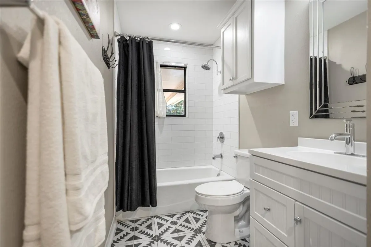Single Family Residence For Sale in Smith County , 441 Hideaway Lane Central, Hideaway, Texas 75771, 4 Bedroom, 3 Bathroom, 1 Garage spaces, 2,050 Sqft, built in 1978, mls#21322633, Real Estate Agent in Hideaway, Homes For Sale in Smith county, Homes For Sale in Hideaway, Realtor in Hideaway Texas, Real Estate Brokerage Independent Realty Texas, Luminita Cordes Realtor