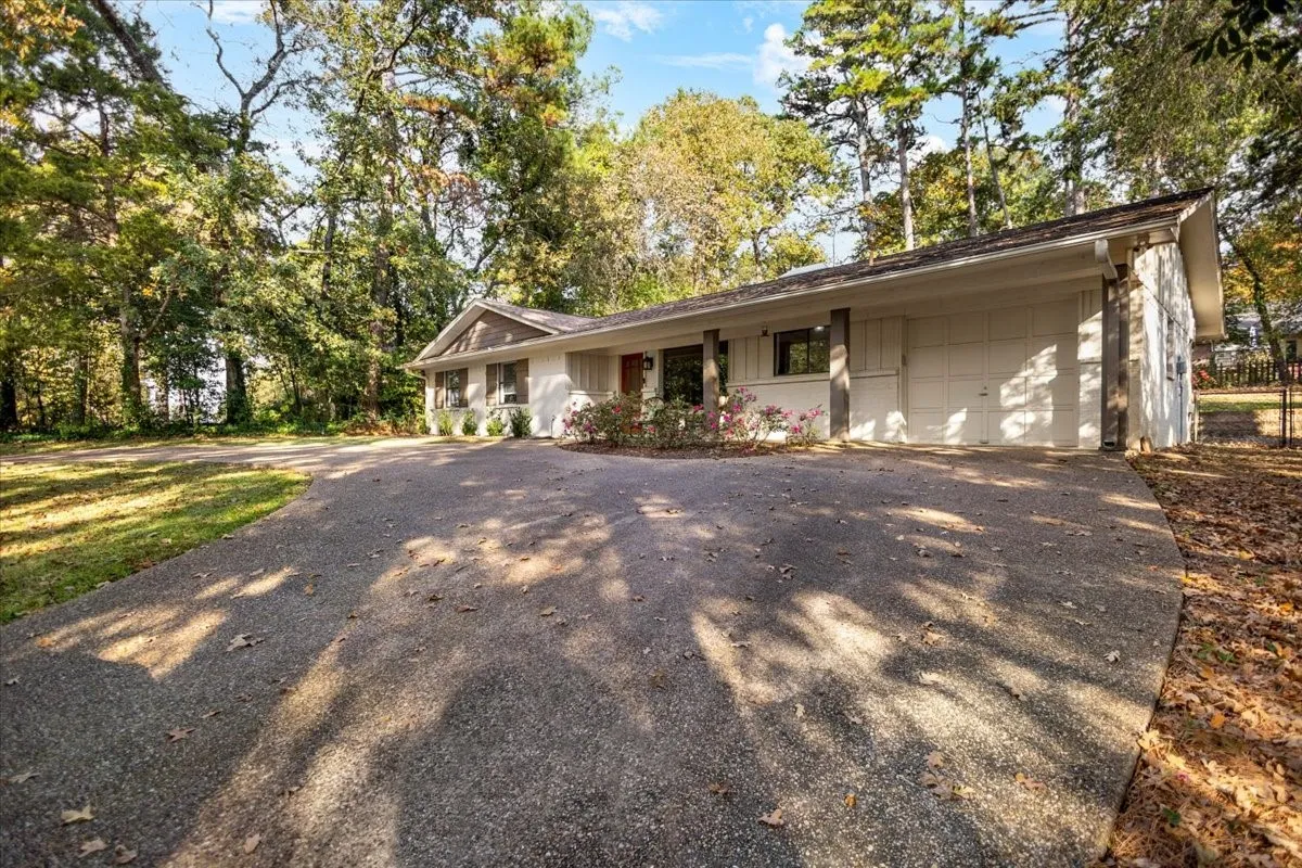 Single Family Residence For Sale in Smith County , 441 Hideaway Lane Central, Hideaway, Texas 75771, 4 Bedroom, 3 Bathroom, 1 Garage spaces, 2,050 Sqft, built in 1978, mls#21322633, Real Estate Agent in Hideaway, Homes For Sale in Smith county, Homes For Sale in Hideaway, Realtor in Hideaway Texas, Real Estate Brokerage Independent Realty Texas, Luminita Cordes Realtor