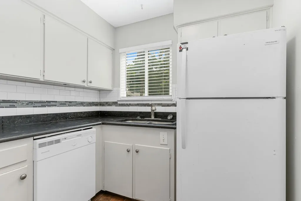 Apartment For Rent in Tarrant County , 4538 Byers Avenue 10, Fort Worth, Texas 76107, 2 Bedrooms, 1 Bathroom, Garage spaces, 750 Sqft, built in 1956, Price $1,350, mls#21319314, Real Estate Agent in Fort Worth, Homes For Rent in Tarrant county, Homes For Rent in Fort Worth, Realtor in Fort Worth Texas, Real Estate Brokerage Independent Realty Texas, Luminita Cordes Realtor