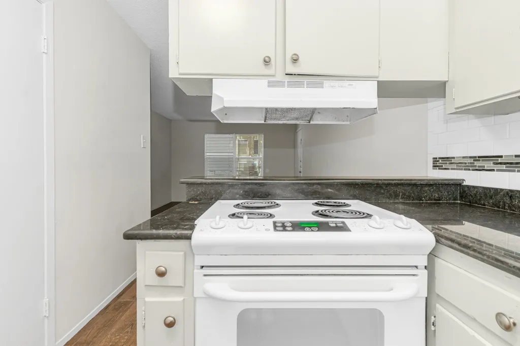 Apartment For Rent in Tarrant County , 4538 Byers Avenue 10, Fort Worth, Texas 76107, 2 Bedrooms, 1 Bathroom, Garage spaces, 750 Sqft, built in 1956, Price $1,350, mls#21319314, Real Estate Agent in Fort Worth, Homes For Rent in Tarrant county, Homes For Rent in Fort Worth, Realtor in Fort Worth Texas, Real Estate Brokerage Independent Realty Texas, Luminita Cordes Realtor