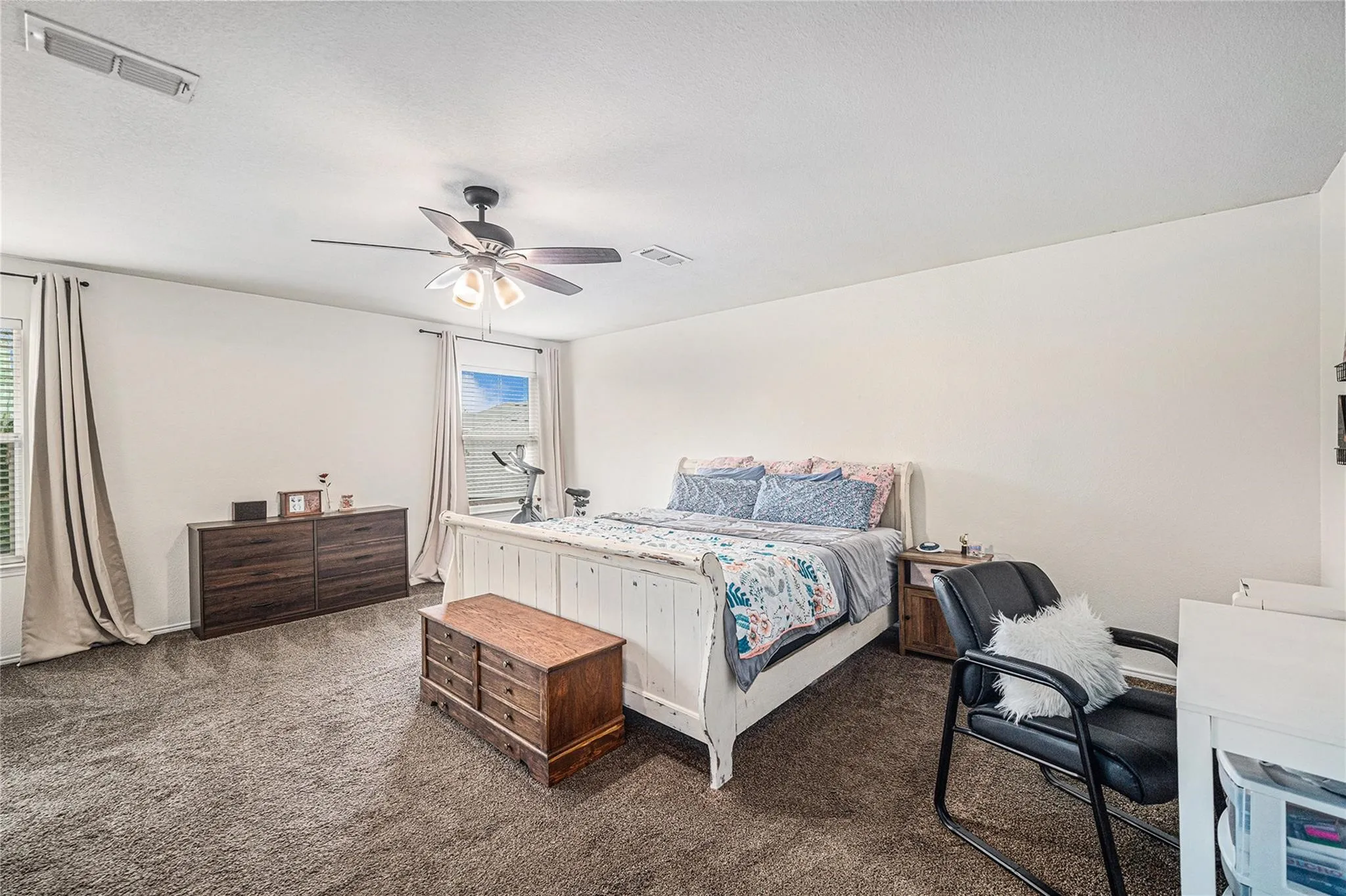 Single Family Residence For Rent in Tarrant County , 9600 Fox Hill Drive, Fort Worth, Texas 76131, 5 Bedroom, 3 Bathroom, 2 Garage spaces, 2,912 Sqft, built in 2004, mls#21322238, Real Estate Agent in Fort Worth, Homes For Rent in Tarrant county, Homes For Rent in Fort Worth, Realtor in Fort Worth Texas, Real Estate Brokerage Independent Realty Texas, Luminita Cordes Realtor