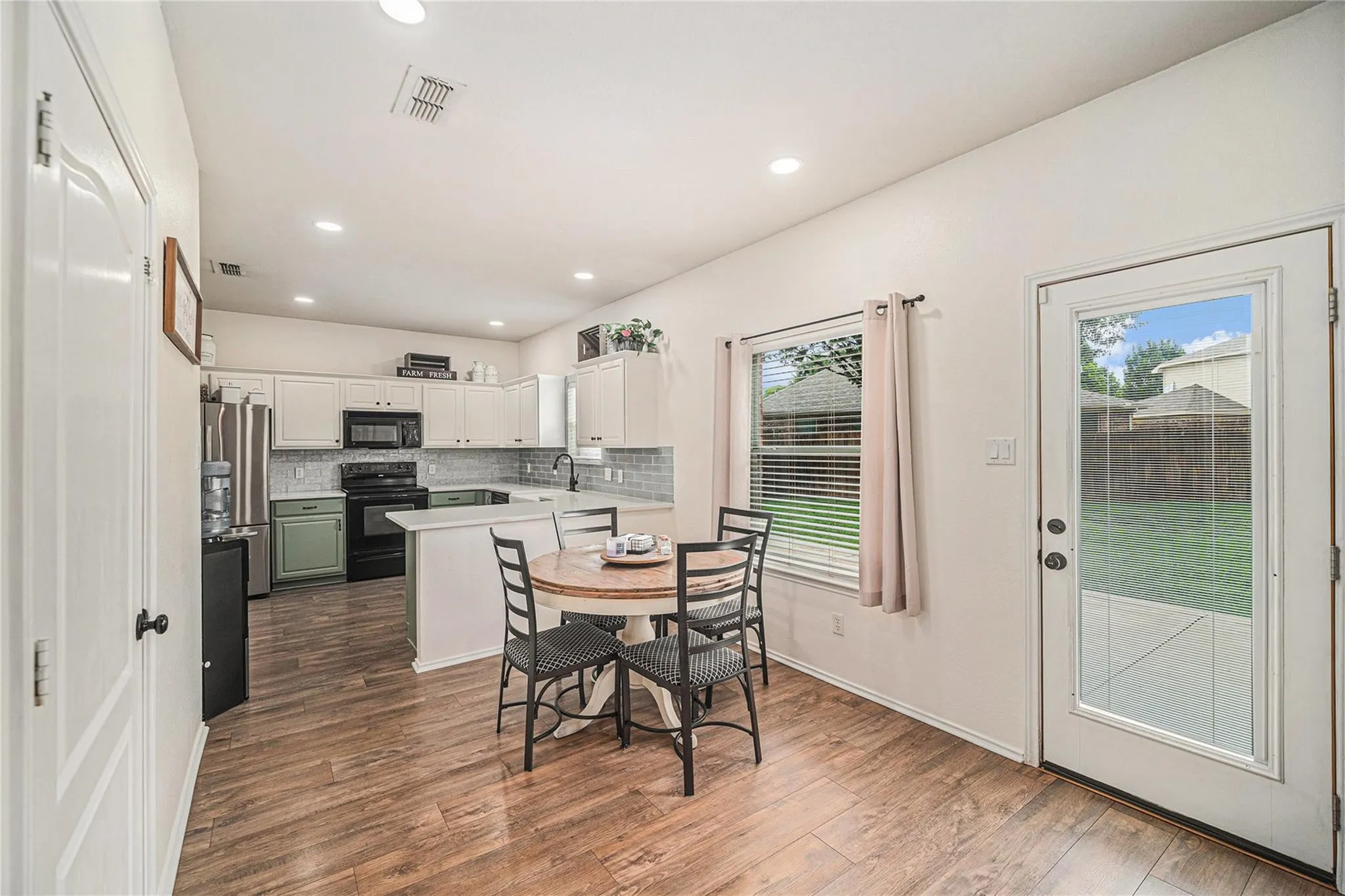 Single Family Residence For Rent in Tarrant County , 9600 Fox Hill Drive, Fort Worth, Texas 76131, 5 Bedroom, 3 Bathroom, 2 Garage spaces, 2,912 Sqft, built in 2004, mls#21322238, Real Estate Agent in Fort Worth, Homes For Rent in Tarrant county, Homes For Rent in Fort Worth, Realtor in Fort Worth Texas, Real Estate Brokerage Independent Realty Texas, Luminita Cordes Realtor