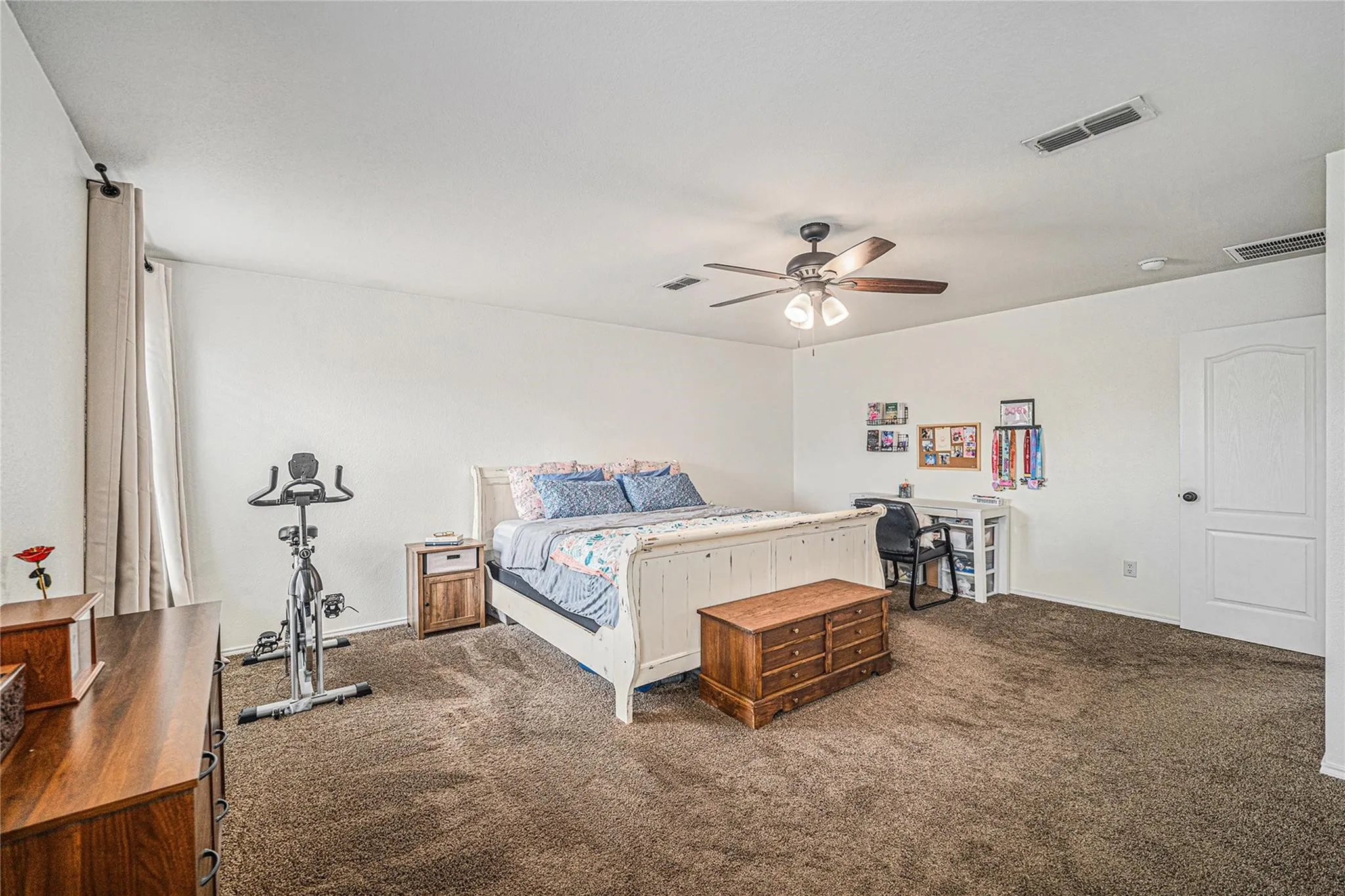 Single Family Residence For Rent in Tarrant County , 9600 Fox Hill Drive, Fort Worth, Texas 76131, 5 Bedroom, 3 Bathroom, 2 Garage spaces, 2,912 Sqft, built in 2004, mls#21322238, Real Estate Agent in Fort Worth, Homes For Rent in Tarrant county, Homes For Rent in Fort Worth, Realtor in Fort Worth Texas, Real Estate Brokerage Independent Realty Texas, Luminita Cordes Realtor