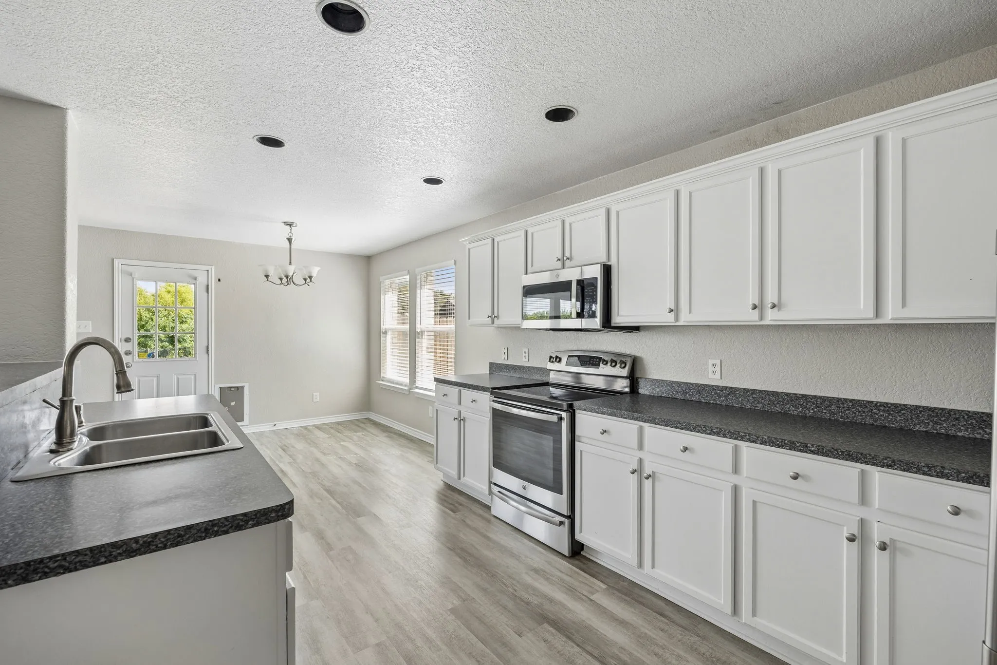 Single Family Residence For Sale in Tarrant County , 3924 Estrella Court, Fort Worth, Texas 76106, 5 Bedroom, 3 Bathroom, 2 Garage spaces, 3,632 Sqft, built in 2006, mls#21317731, Real Estate Agent in Fort Worth, Homes For Sale in Tarrant county, Homes For Sale in Fort Worth, Realtor in Fort Worth Texas, Real Estate Brokerage Independent Realty Texas, Luminita Cordes Realtor