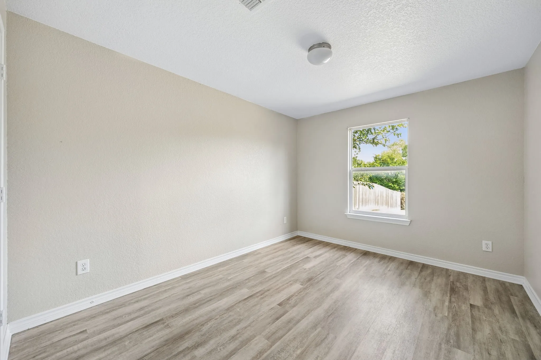 Single Family Residence For Sale in Tarrant County , 3924 Estrella Court, Fort Worth, Texas 76106, 5 Bedroom, 3 Bathroom, 2 Garage spaces, 3,632 Sqft, built in 2006, mls#21317731, Real Estate Agent in Fort Worth, Homes For Sale in Tarrant county, Homes For Sale in Fort Worth, Realtor in Fort Worth Texas, Real Estate Brokerage Independent Realty Texas, Luminita Cordes Realtor