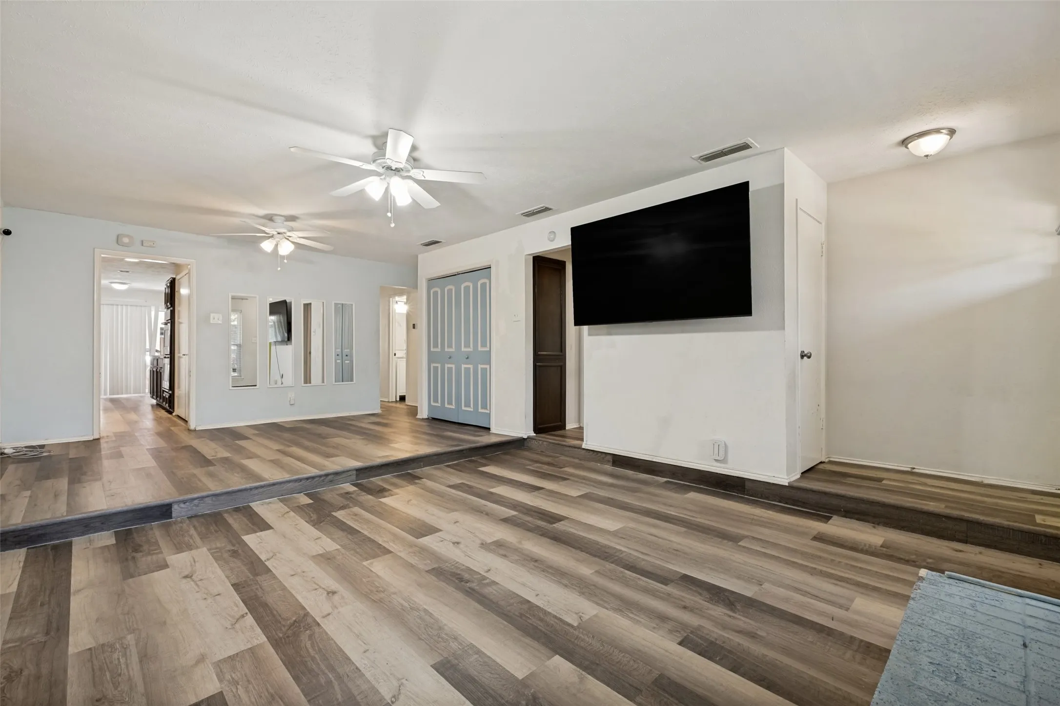 Condominium For Sale in Dallas County , 9650 Bryson Drive, Dallas, Texas 75238, 3 Bedroom, 2 Bathroom, 2 Garage spaces, 1,470 Sqft, built in 1972, mls#21322716, Real Estate Agent in Dallas, Homes For Sale in Dallas county, Homes For Sale in Dallas, Realtor in Dallas Texas, Real Estate Brokerage Independent Realty Texas, Luminita Cordes Realtor