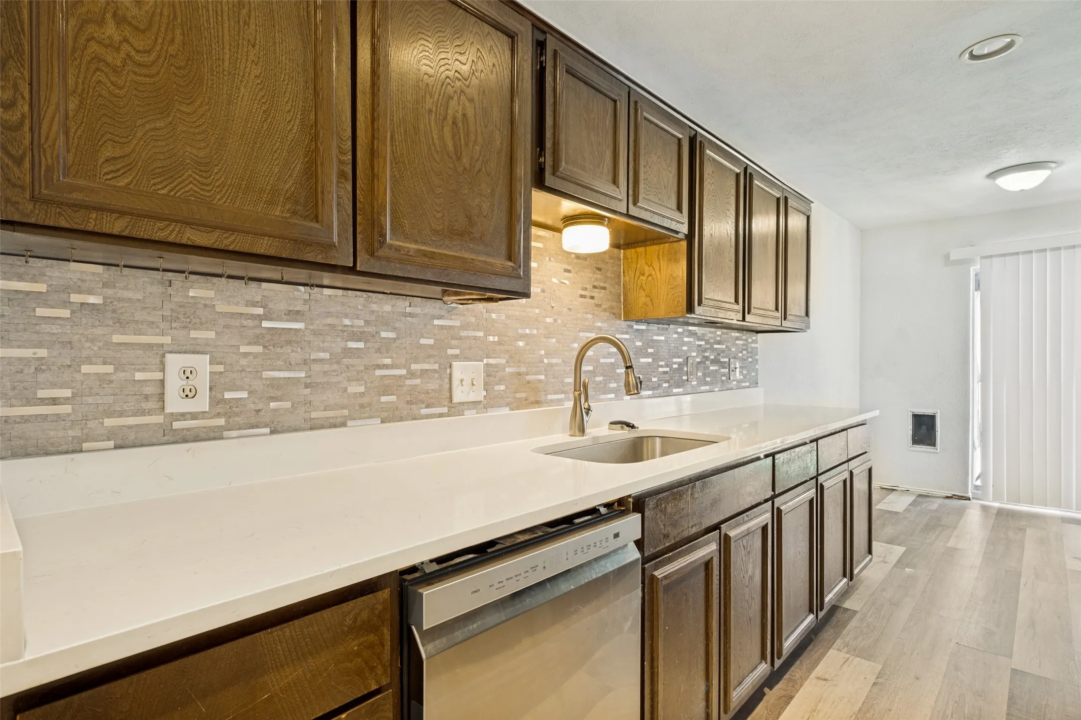 Condominium For Sale in Dallas County , 9650 Bryson Drive, Dallas, Texas 75238, 3 Bedroom, 2 Bathroom, 2 Garage spaces, 1,470 Sqft, built in 1972, mls#21322716, Real Estate Agent in Dallas, Homes For Sale in Dallas county, Homes For Sale in Dallas, Realtor in Dallas Texas, Real Estate Brokerage Independent Realty Texas, Luminita Cordes Realtor