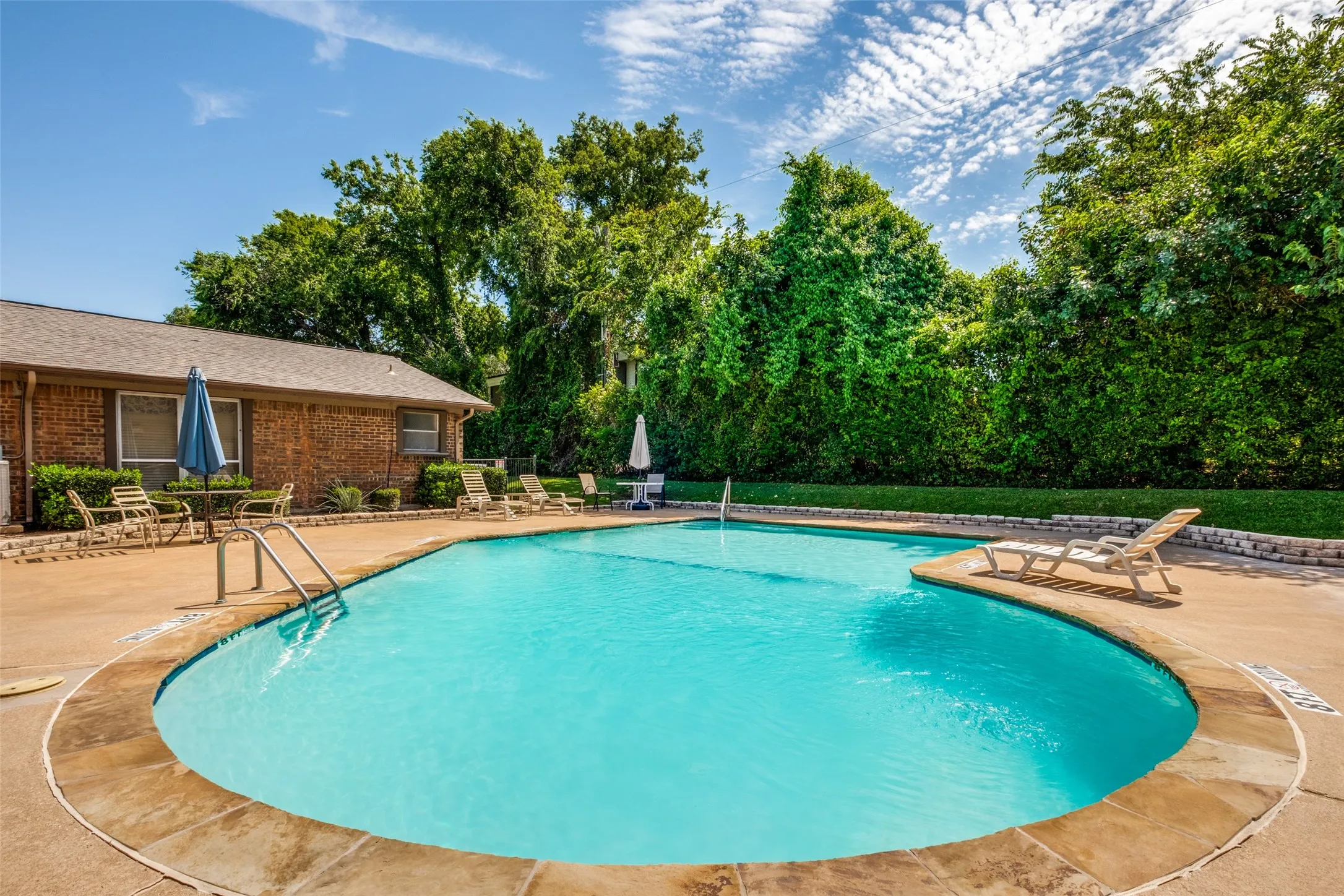 Condominium For Sale in Dallas County , 9650 Bryson Drive, Dallas, Texas 75238, 3 Bedroom, 2 Bathroom, 2 Garage spaces, 1,470 Sqft, built in 1972, mls#21322716, Real Estate Agent in Dallas, Homes For Sale in Dallas county, Homes For Sale in Dallas, Realtor in Dallas Texas, Real Estate Brokerage Independent Realty Texas, Luminita Cordes Realtor