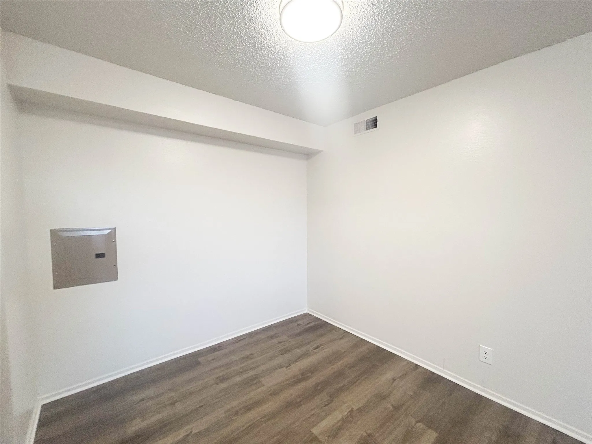 Apartment For Rent in Ellis County , 800 N Clay Street B21, Ennis, Texas 75119, 2 Bedroom, 1 Bathroom, Garage spaces, 803 Sqft, built in 1955, mls#21322728, Real Estate Agent in Ennis, Homes For Rent in Ellis county, Homes For Rent in Ennis, Realtor in Ennis Texas, Real Estate Brokerage Independent Realty Texas, Luminita Cordes Realtor