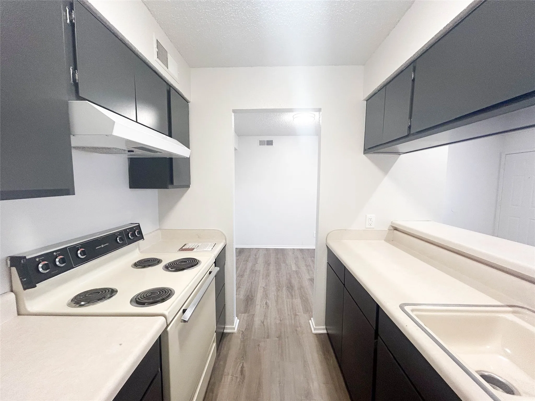 Apartment For Rent in Ellis County , 800 N Clay Street B21, Ennis, Texas 75119, 2 Bedroom, 1 Bathroom, Garage spaces, 803 Sqft, built in 1955, mls#21322728, Real Estate Agent in Ennis, Homes For Rent in Ellis county, Homes For Rent in Ennis, Realtor in Ennis Texas, Real Estate Brokerage Independent Realty Texas, Luminita Cordes Realtor