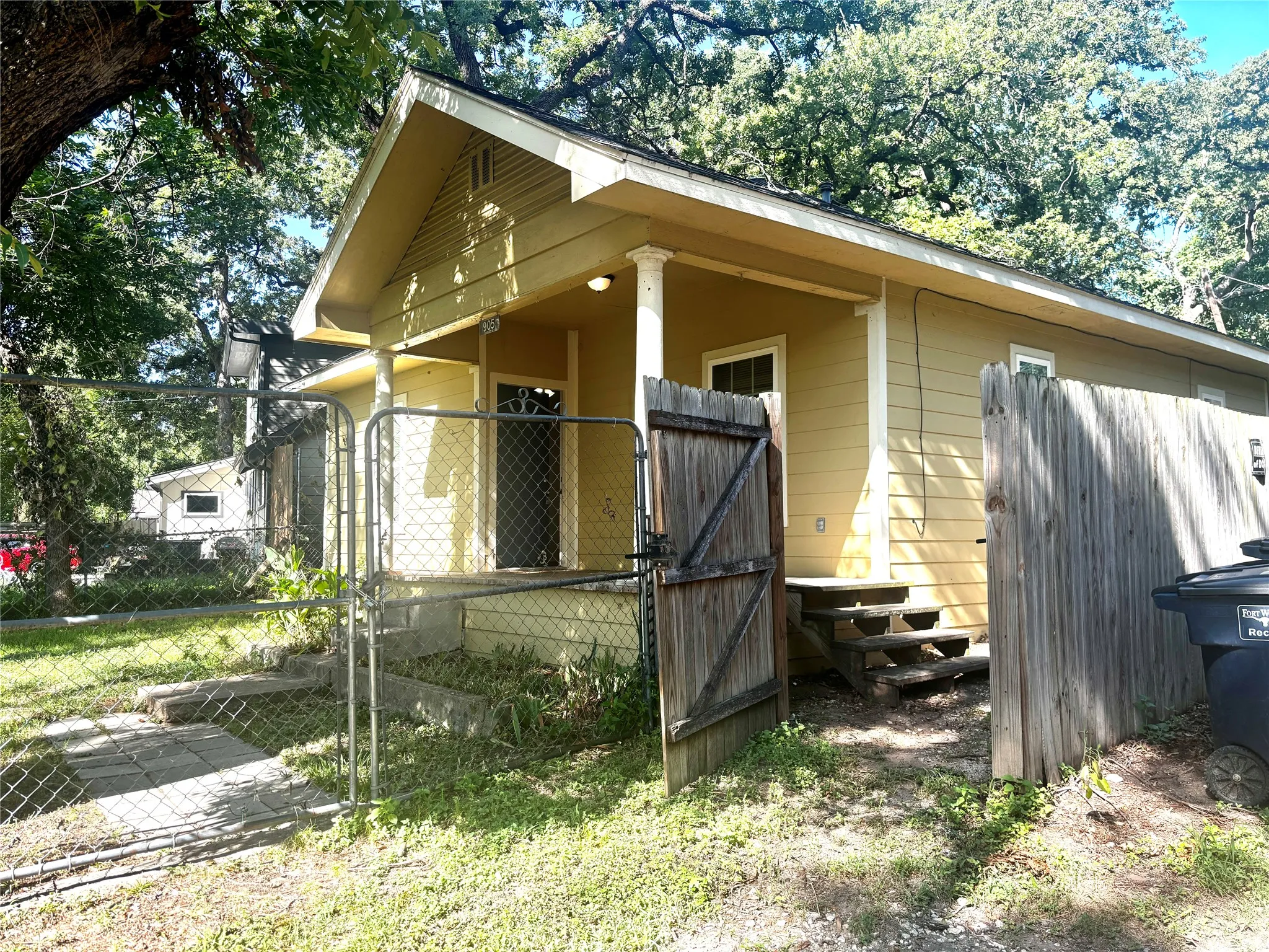 Single Family Residence For Rent in Tarrant County , 905 Isbell Road, Fort Worth, Texas 76114, 2 Bedroom, 1 Bathroom, Garage spaces, 1,316 Sqft, built in 1933, mls#21322745, Real Estate Agent in Fort Worth, Homes For Rent in Tarrant county, Homes For Rent in Fort Worth, Realtor in Fort Worth Texas, Real Estate Brokerage Independent Realty Texas, Luminita Cordes Realtor