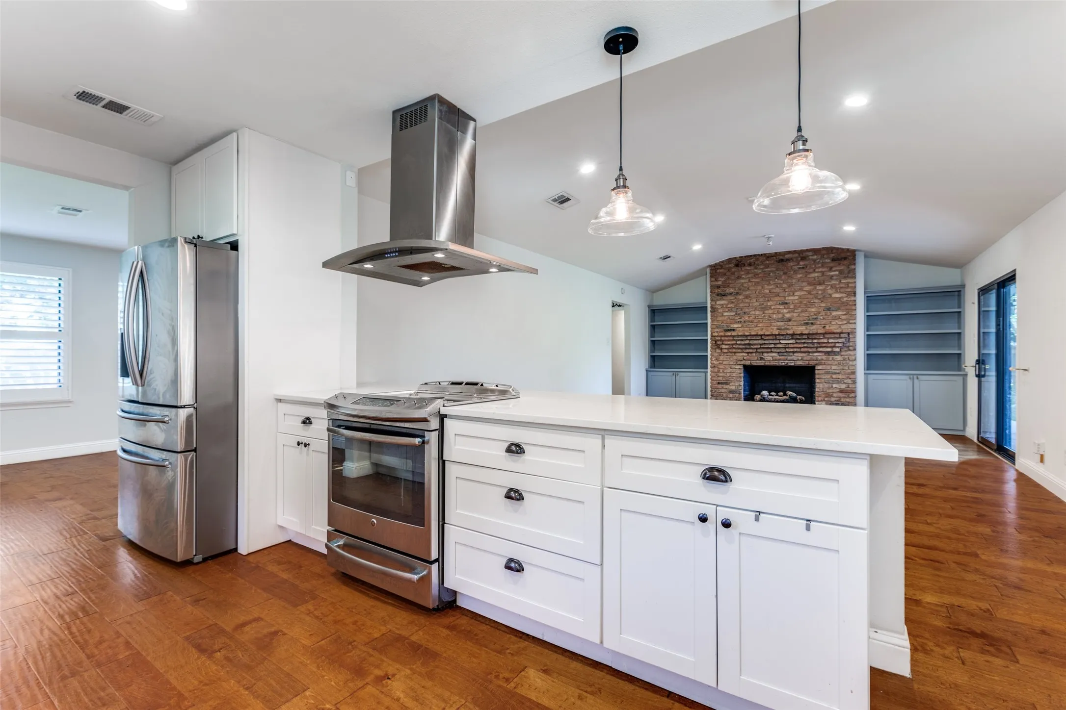 Single Family Residence For Rent in Dallas County , 8647 Langdale Circle, Dallas, Texas 75238, 4 Bedroom, 3 Bathroom, 2 Garage spaces, 2,300 Sqft, built in 1968, mls#21322293, Real Estate Agent in Dallas, Homes For Rent in Dallas county, Homes For Rent in Dallas, Realtor in Dallas Texas, Real Estate Brokerage Independent Realty Texas, Luminita Cordes Realtor