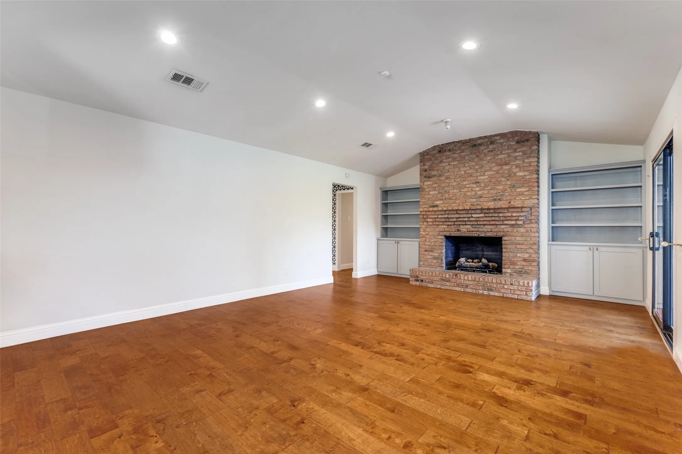 Single Family Residence For Rent in Dallas County , 8647 Langdale Circle, Dallas, Texas 75238, 4 Bedroom, 3 Bathroom, 2 Garage spaces, 2,300 Sqft, built in 1968, mls#21322293, Real Estate Agent in Dallas, Homes For Rent in Dallas county, Homes For Rent in Dallas, Realtor in Dallas Texas, Real Estate Brokerage Independent Realty Texas, Luminita Cordes Realtor