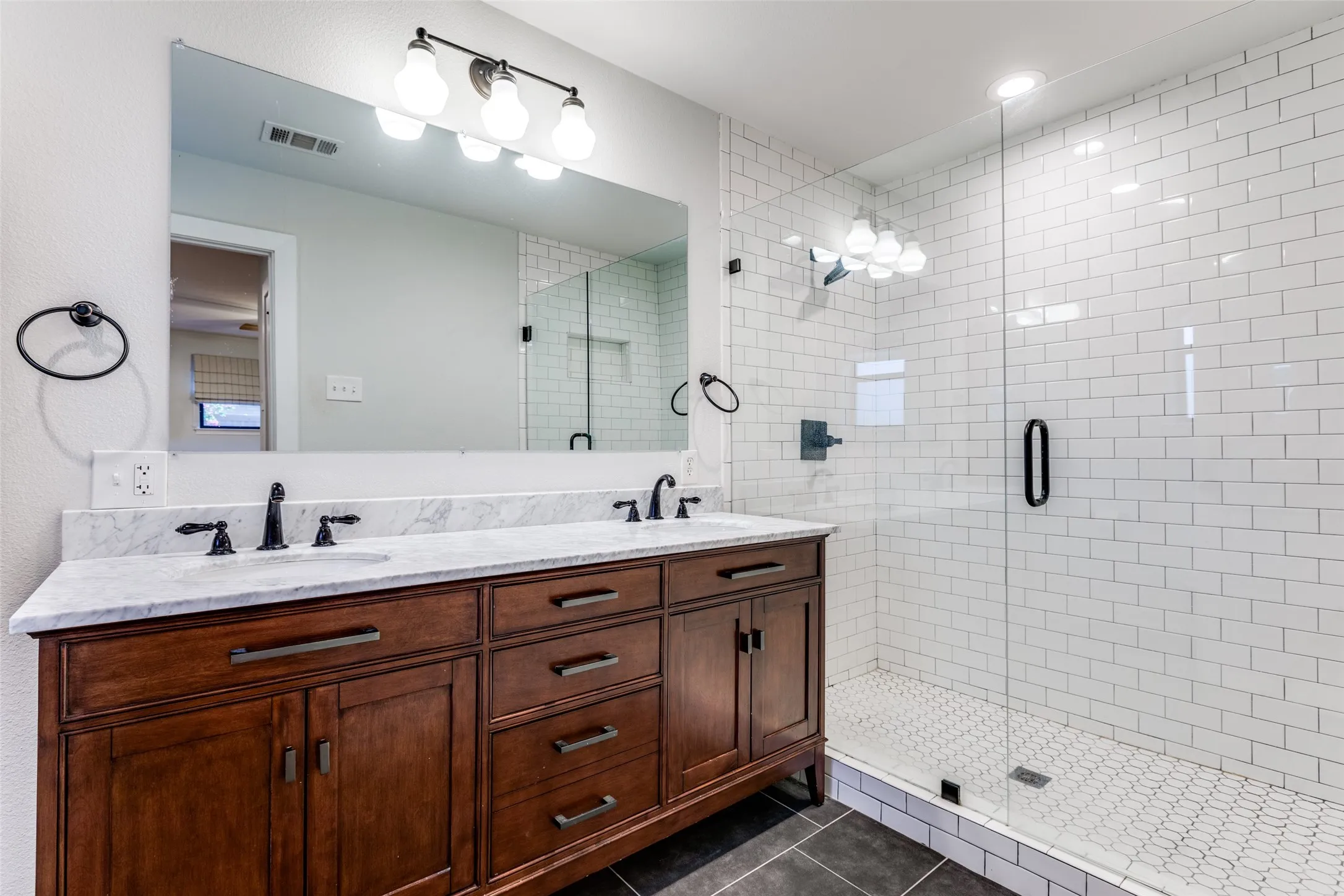 Single Family Residence For Rent in Dallas County , 8647 Langdale Circle, Dallas, Texas 75238, 4 Bedroom, 3 Bathroom, 2 Garage spaces, 2,300 Sqft, built in 1968, mls#21322293, Real Estate Agent in Dallas, Homes For Rent in Dallas county, Homes For Rent in Dallas, Realtor in Dallas Texas, Real Estate Brokerage Independent Realty Texas, Luminita Cordes Realtor