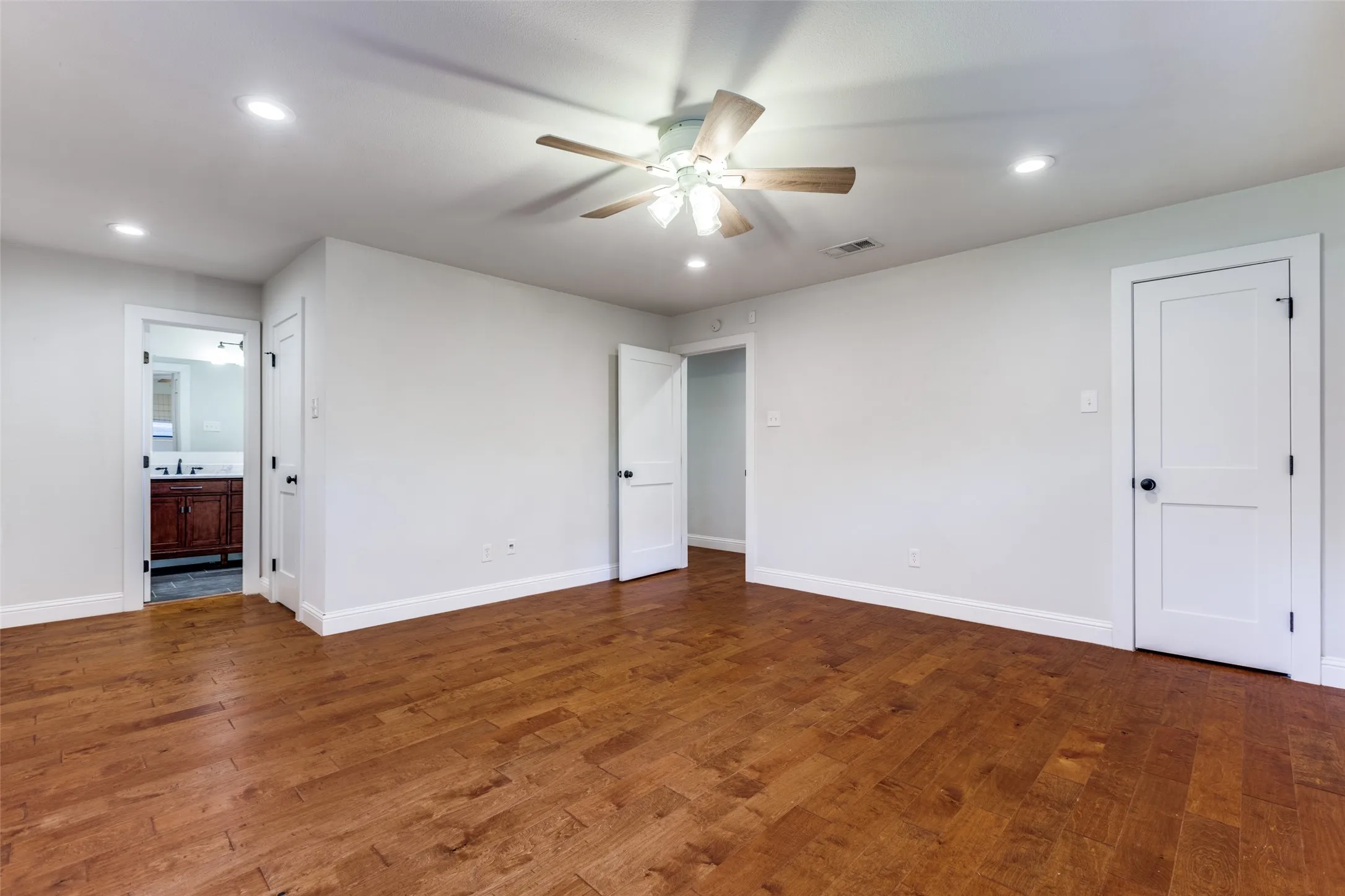 Single Family Residence For Rent in Dallas County , 8647 Langdale Circle, Dallas, Texas 75238, 4 Bedroom, 3 Bathroom, 2 Garage spaces, 2,300 Sqft, built in 1968, mls#21322293, Real Estate Agent in Dallas, Homes For Rent in Dallas county, Homes For Rent in Dallas, Realtor in Dallas Texas, Real Estate Brokerage Independent Realty Texas, Luminita Cordes Realtor