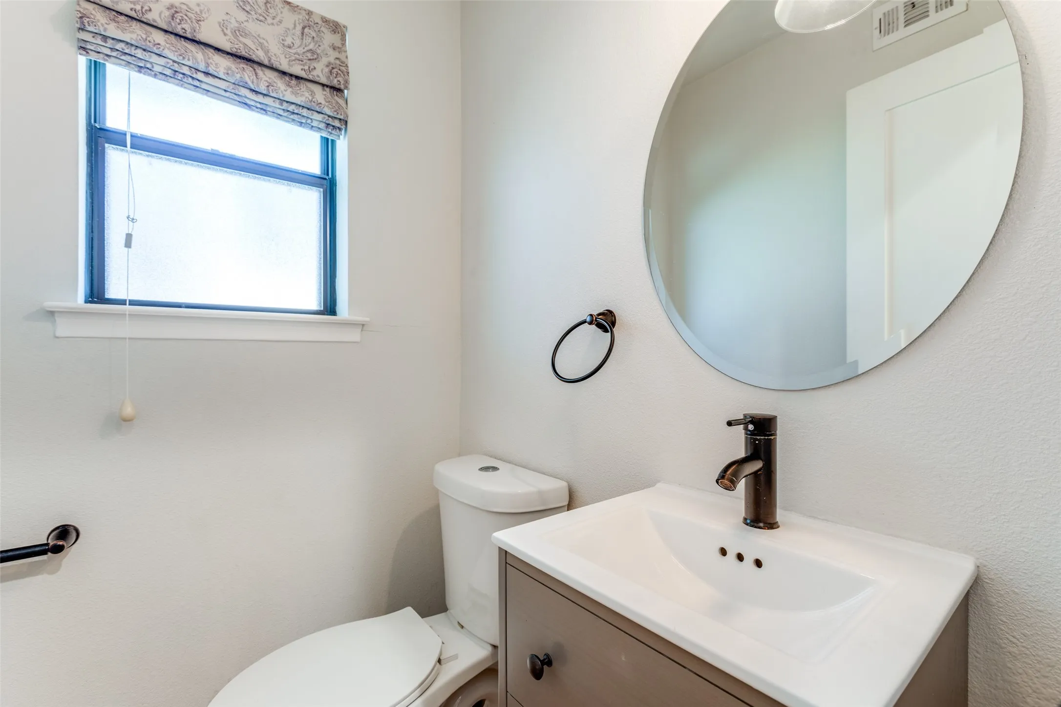 Single Family Residence For Rent in Dallas County , 8647 Langdale Circle, Dallas, Texas 75238, 4 Bedroom, 3 Bathroom, 2 Garage spaces, 2,300 Sqft, built in 1968, mls#21322293, Real Estate Agent in Dallas, Homes For Rent in Dallas county, Homes For Rent in Dallas, Realtor in Dallas Texas, Real Estate Brokerage Independent Realty Texas, Luminita Cordes Realtor