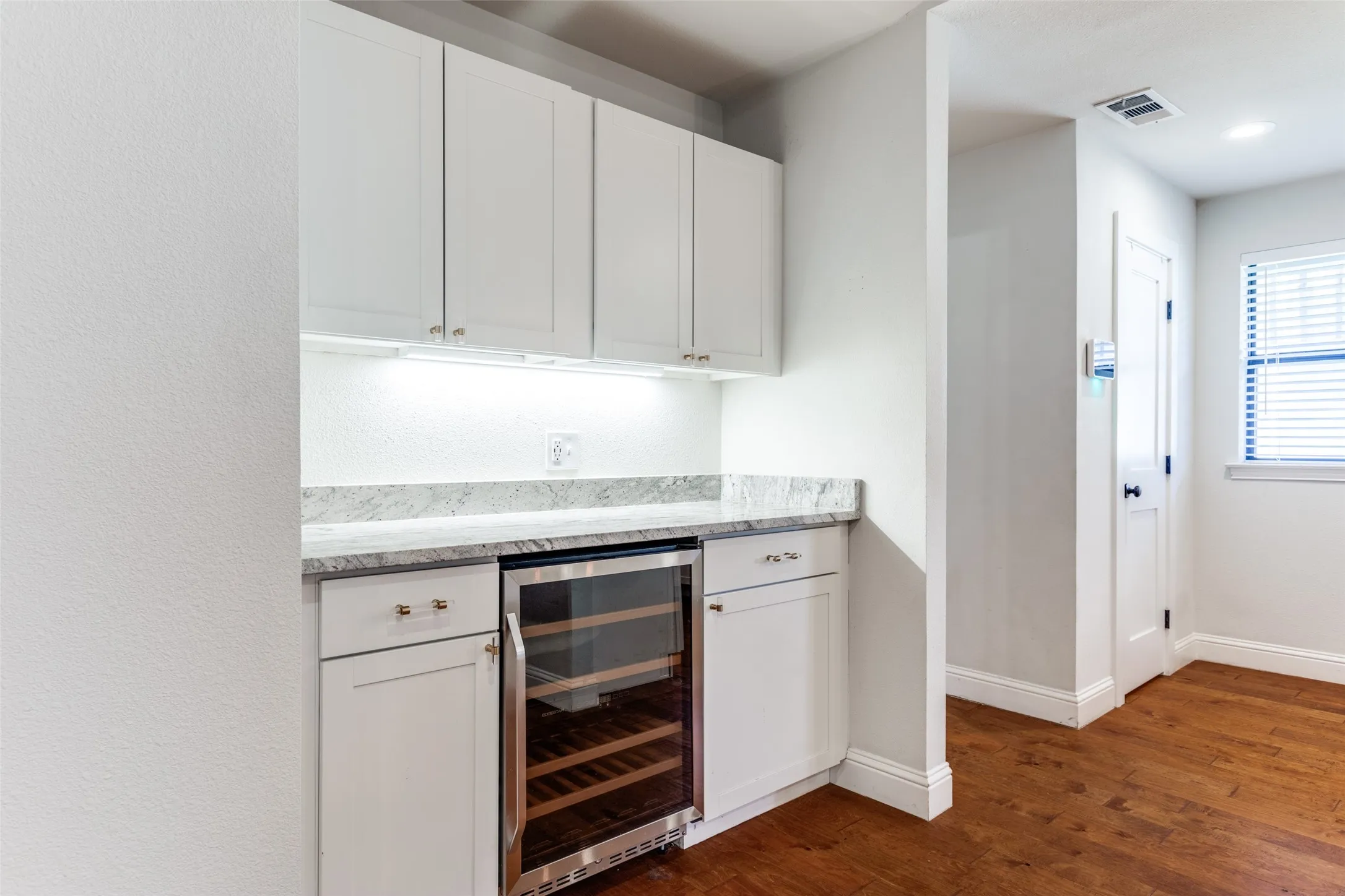 Single Family Residence For Rent in Dallas County , 8647 Langdale Circle, Dallas, Texas 75238, 4 Bedroom, 3 Bathroom, 2 Garage spaces, 2,300 Sqft, built in 1968, mls#21322293, Real Estate Agent in Dallas, Homes For Rent in Dallas county, Homes For Rent in Dallas, Realtor in Dallas Texas, Real Estate Brokerage Independent Realty Texas, Luminita Cordes Realtor