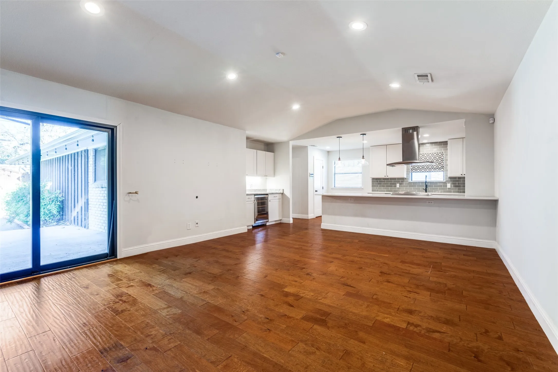 Single Family Residence For Rent in Dallas County , 8647 Langdale Circle, Dallas, Texas 75238, 4 Bedroom, 3 Bathroom, 2 Garage spaces, 2,300 Sqft, built in 1968, mls#21322293, Real Estate Agent in Dallas, Homes For Rent in Dallas county, Homes For Rent in Dallas, Realtor in Dallas Texas, Real Estate Brokerage Independent Realty Texas, Luminita Cordes Realtor