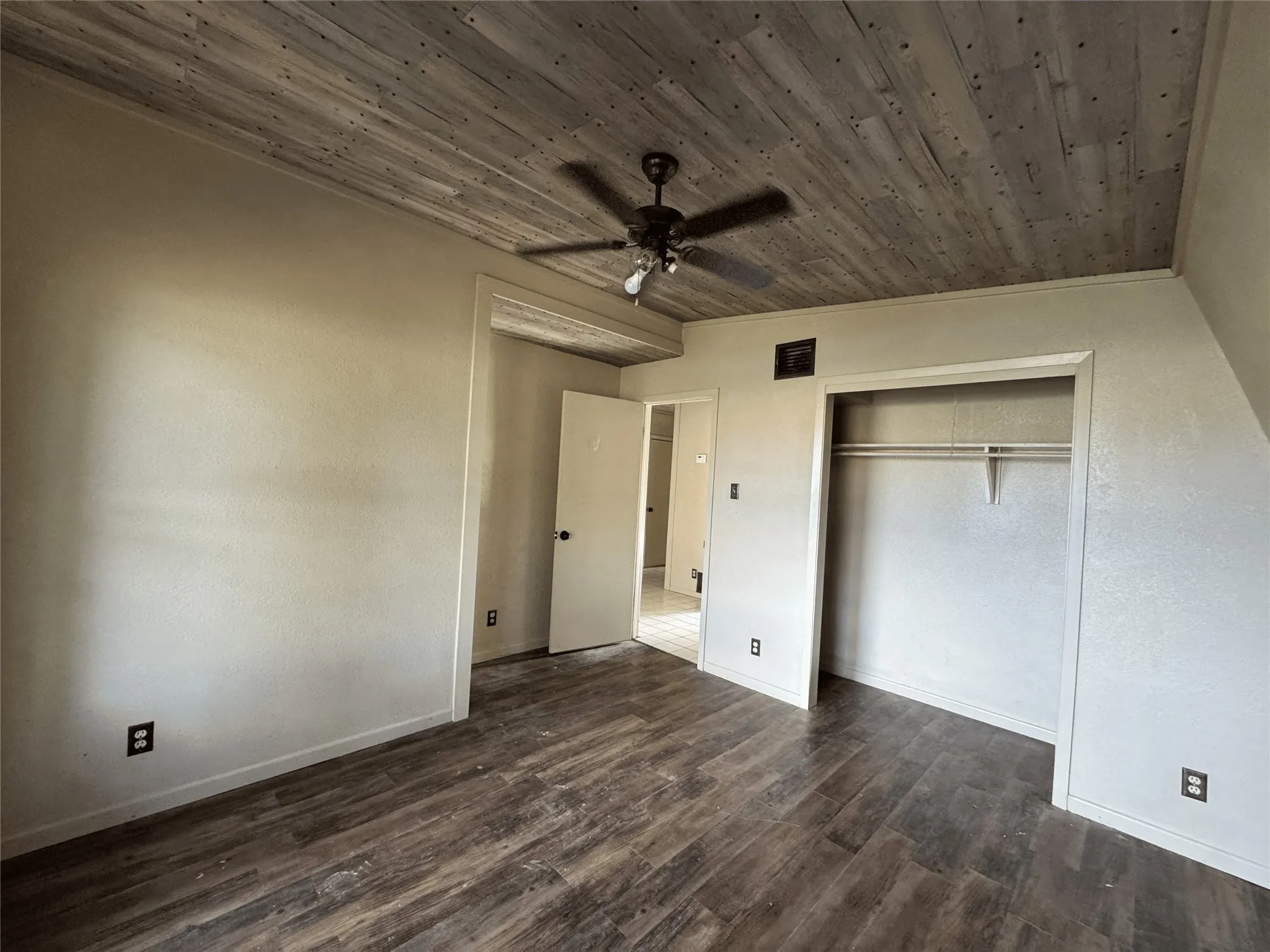 Single Family Residence For Sale in Taylor County , 2066 Vine Street, Abilene, Texas 79602, 3 Bedroom, 1 Bathroom, Garage spaces, 1,260 Sqft, built in 1982, mls#21322757, Real Estate Agent in Abilene, Homes For Sale in Taylor county, Homes For Sale in Abilene, Realtor in Abilene Texas, Real Estate Brokerage Independent Realty Texas, Luminita Cordes Realtor