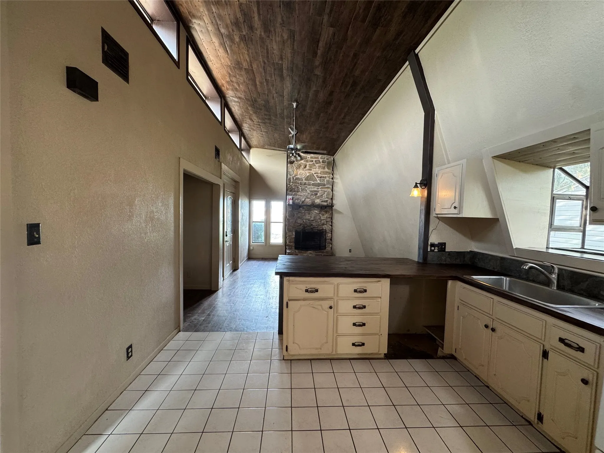Single Family Residence For Sale in Taylor County , 2066 Vine Street, Abilene, Texas 79602, 3 Bedroom, 1 Bathroom, Garage spaces, 1,260 Sqft, built in 1982, mls#21322757, Real Estate Agent in Abilene, Homes For Sale in Taylor county, Homes For Sale in Abilene, Realtor in Abilene Texas, Real Estate Brokerage Independent Realty Texas, Luminita Cordes Realtor
