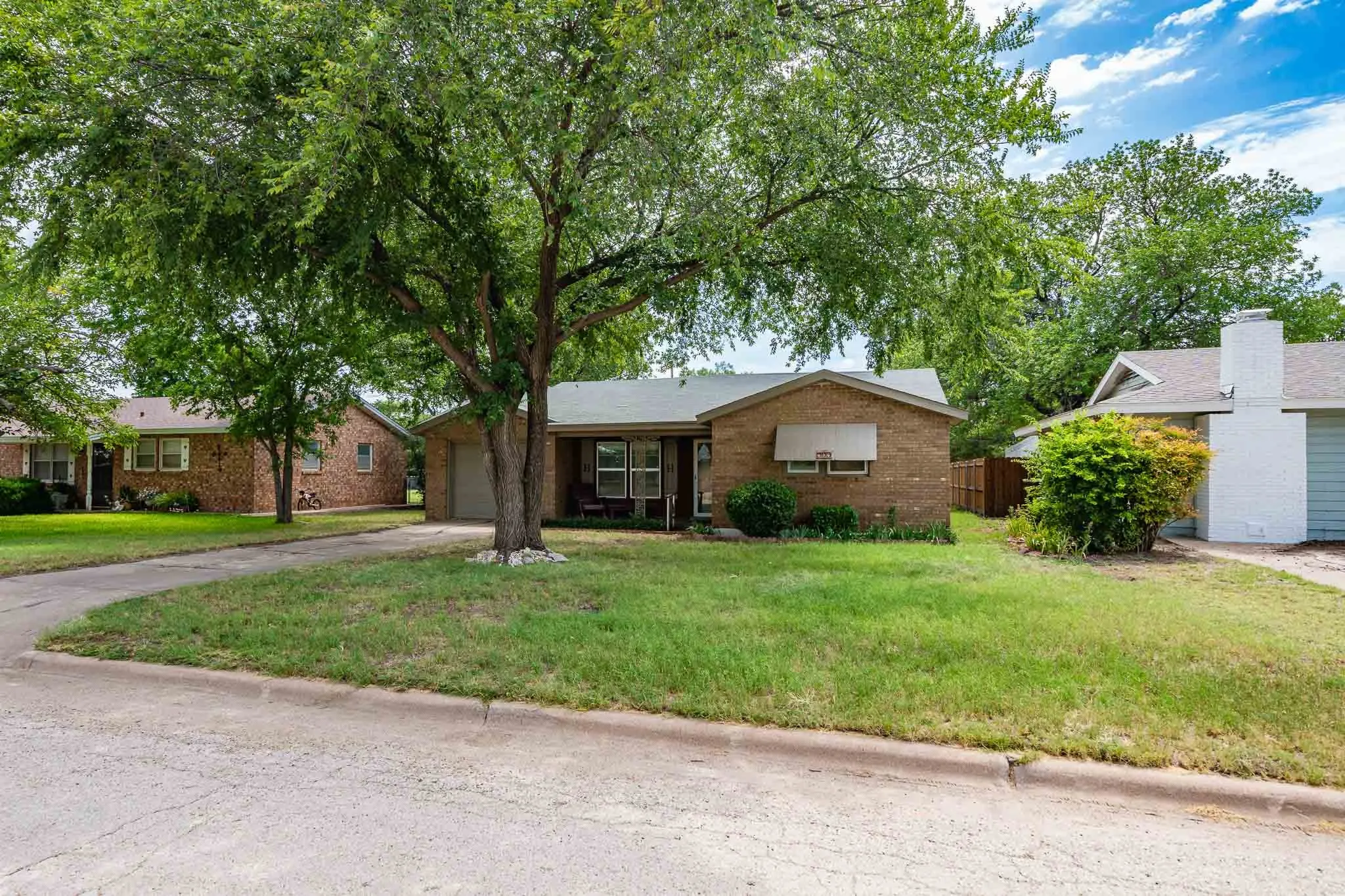 Single Family Residence For Sale in Jones County , 909 S Anson, Stamford, Texas 79553, 3 Bedrooms, 2 Bathrooms, 1 Garage spaces, 1,446 Sqft, built in 1962, Price $155,000, mls#21322784, Real Estate Agent in Stamford, Homes For Sale in Jones county, Homes For Sale in Stamford, Realtor in Stamford Texas, Real Estate Brokerage Independent Realty Texas, Luminita Cordes Realtor