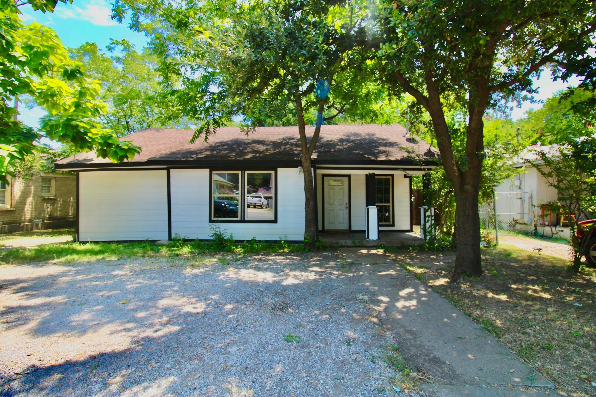 Single Family Residence For Sale in Dallas County , 1206 S Edgefield Avenue, Dallas, Texas 75208, 4 Bedrooms, 1 Bathroom, Garage spaces, 1,100 Sqft, built in 1940, Price $225,000, mls#21322785, Real Estate Agent in Dallas, Homes For Sale in Dallas county, Homes For Sale in Dallas, Realtor in Dallas Texas, Real Estate Brokerage Independent Realty Texas, Luminita Cordes Realtor