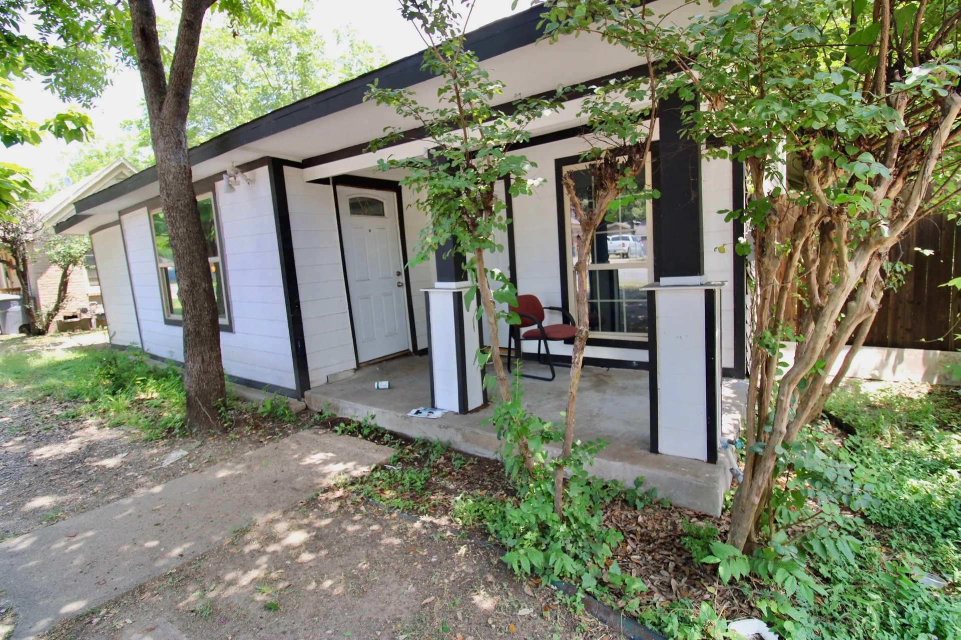 Single Family Residence For Sale in Dallas County , 1206 S Edgefield Avenue, Dallas, Texas 75208, 4 Bedrooms, 1 Bathroom, Garage spaces, 1,100 Sqft, built in 1940, Price $225,000, mls#21322785, Real Estate Agent in Dallas, Homes For Sale in Dallas county, Homes For Sale in Dallas, Realtor in Dallas Texas, Real Estate Brokerage Independent Realty Texas, Luminita Cordes Realtor