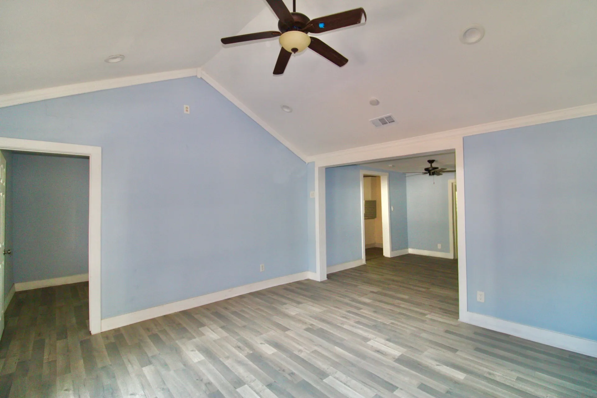 Single Family Residence For Sale in Dallas County , 1206 S Edgefield Avenue, Dallas, Texas 75208, 4 Bedrooms, 1 Bathroom, Garage spaces, 1,100 Sqft, built in 1940, Price $225,000, mls#21322785, Real Estate Agent in Dallas, Homes For Sale in Dallas county, Homes For Sale in Dallas, Realtor in Dallas Texas, Real Estate Brokerage Independent Realty Texas, Luminita Cordes Realtor