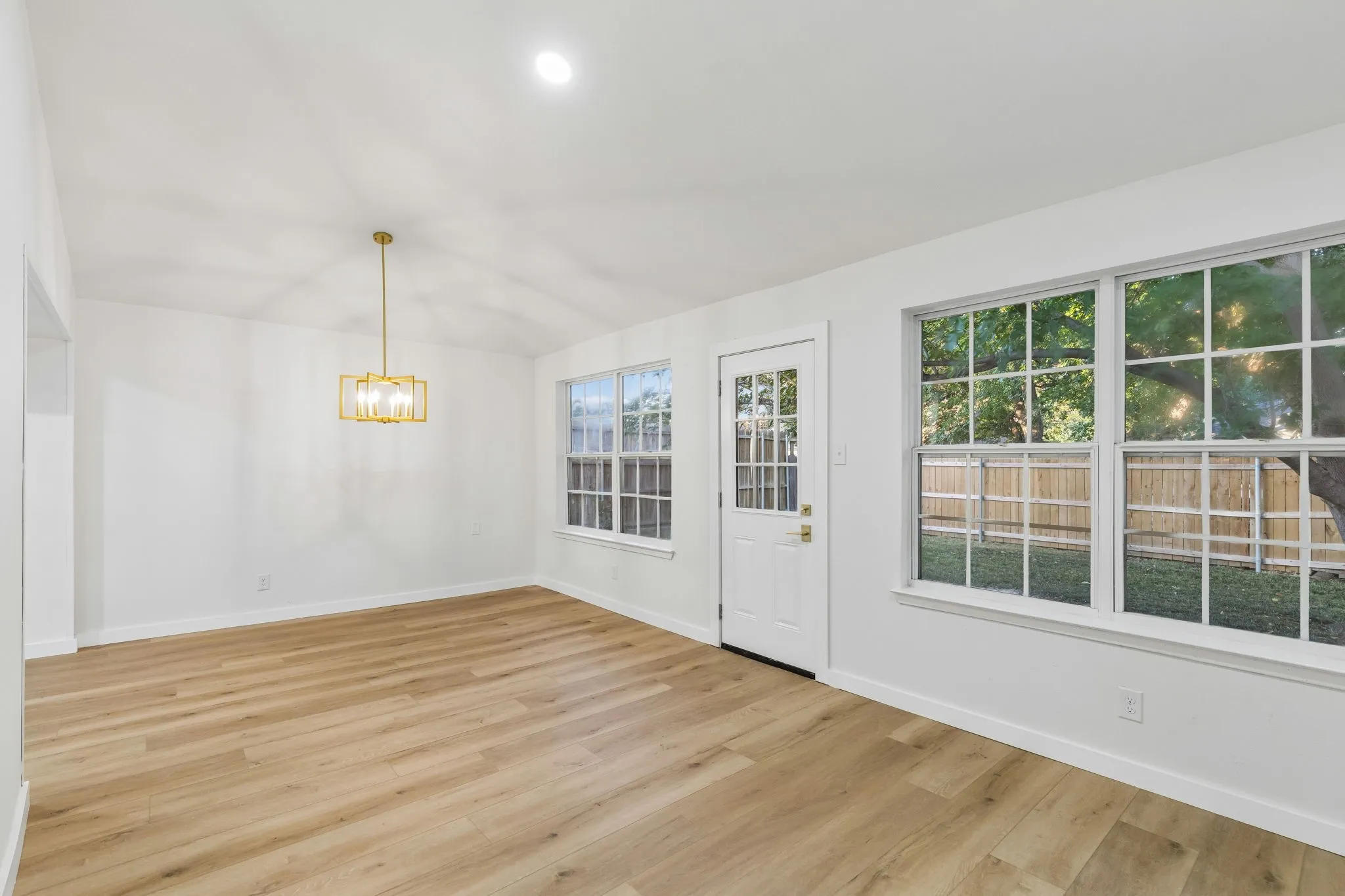 Single Family Residence For Sale in Tarrant County , 209 Sioux Street, Keller, Texas 76248, 3 Bedroom, 2 Bathroom, 2 Garage spaces, 1,563 Sqft, built in 1978, mls#21322661, Real Estate Agent in Keller, Homes For Sale in Tarrant county, Homes For Sale in Keller, Realtor in Keller Texas, Real Estate Brokerage Independent Realty Texas, Luminita Cordes Realtor