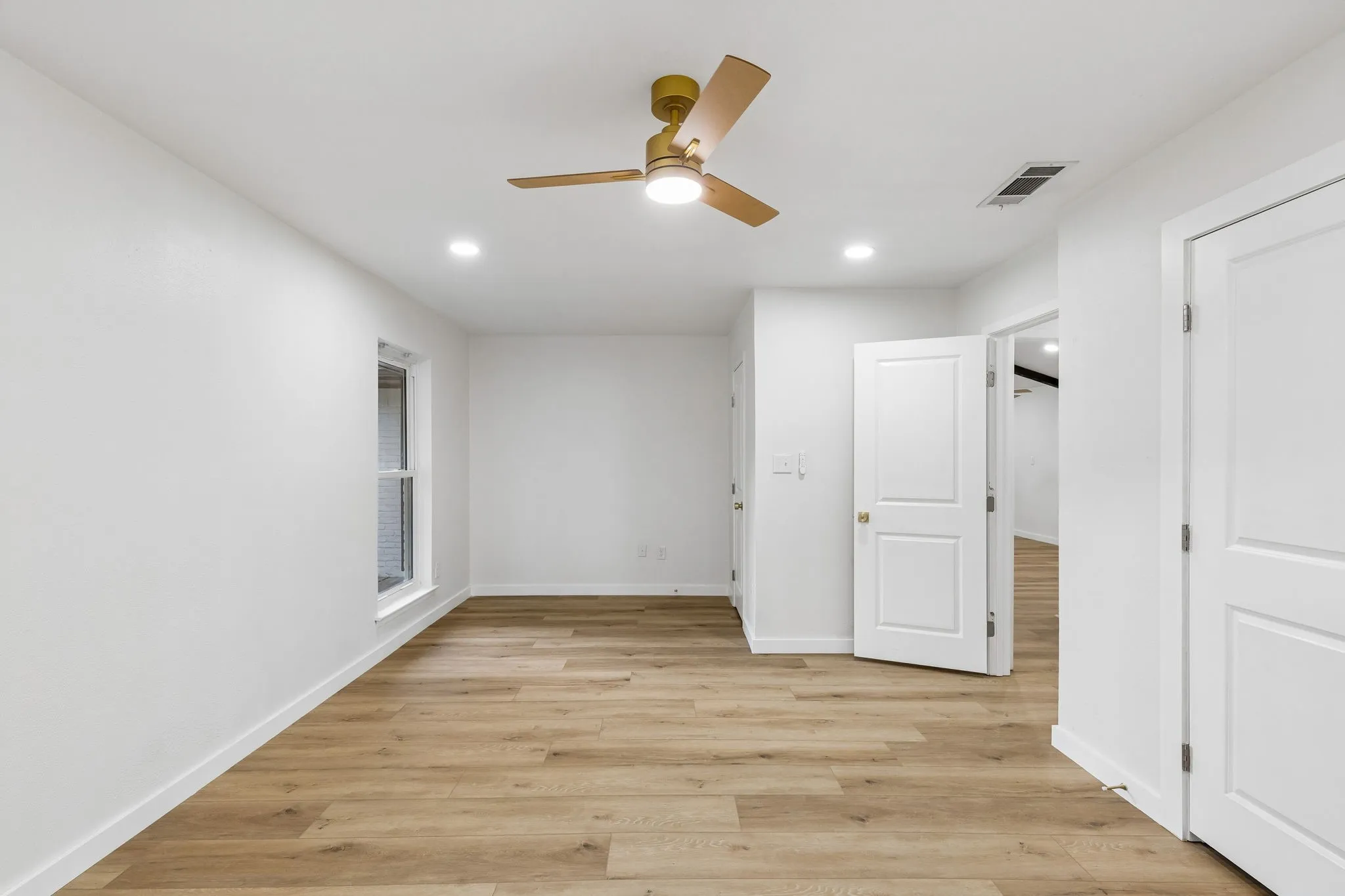 Single Family Residence For Sale in Tarrant County , 209 Sioux Street, Keller, Texas 76248, 3 Bedroom, 2 Bathroom, 2 Garage spaces, 1,563 Sqft, built in 1978, mls#21322661, Real Estate Agent in Keller, Homes For Sale in Tarrant county, Homes For Sale in Keller, Realtor in Keller Texas, Real Estate Brokerage Independent Realty Texas, Luminita Cordes Realtor