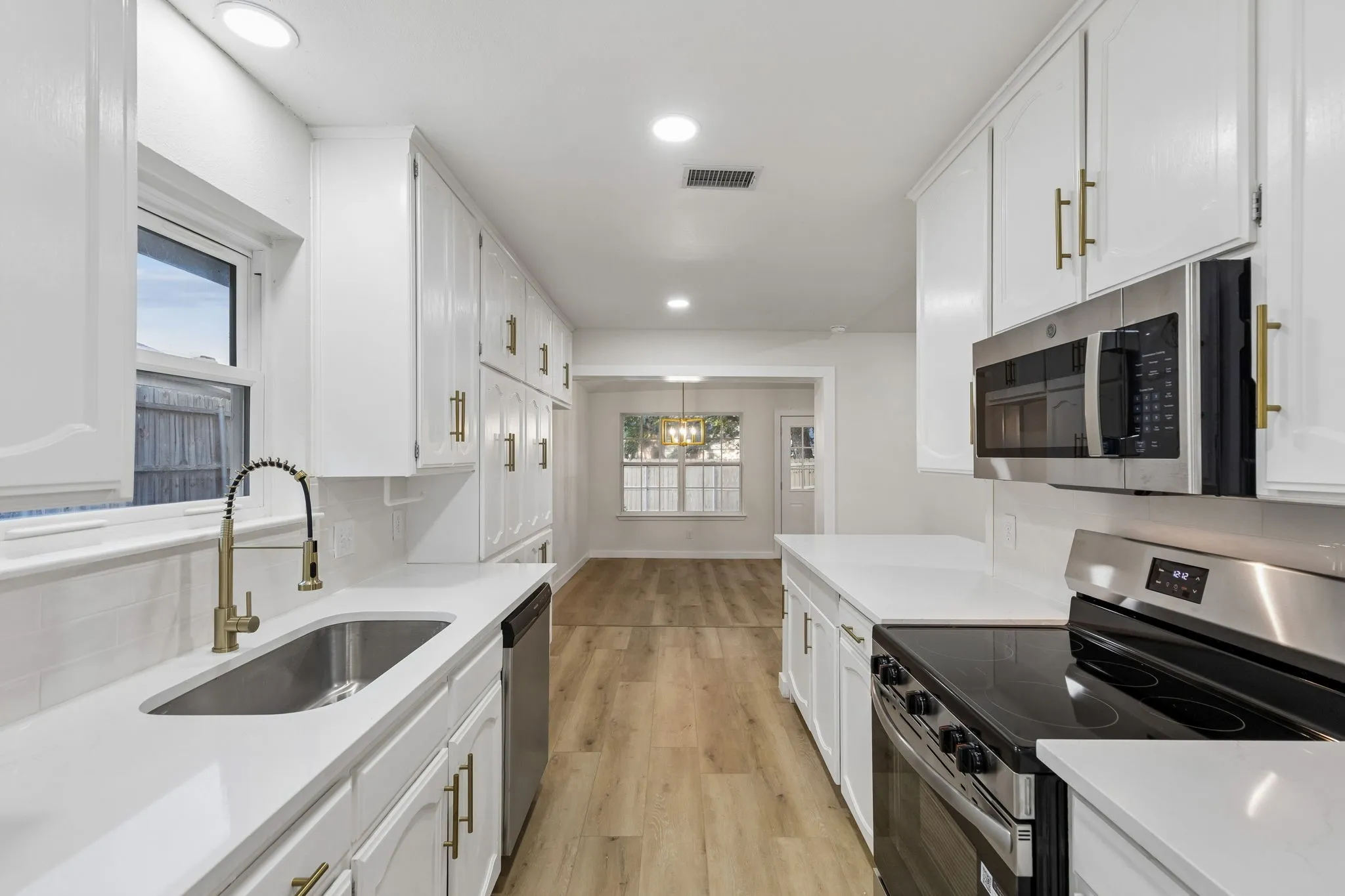 Single Family Residence For Sale in Tarrant County , 209 Sioux Street, Keller, Texas 76248, 3 Bedroom, 2 Bathroom, 2 Garage spaces, 1,563 Sqft, built in 1978, mls#21322661, Real Estate Agent in Keller, Homes For Sale in Tarrant county, Homes For Sale in Keller, Realtor in Keller Texas, Real Estate Brokerage Independent Realty Texas, Luminita Cordes Realtor