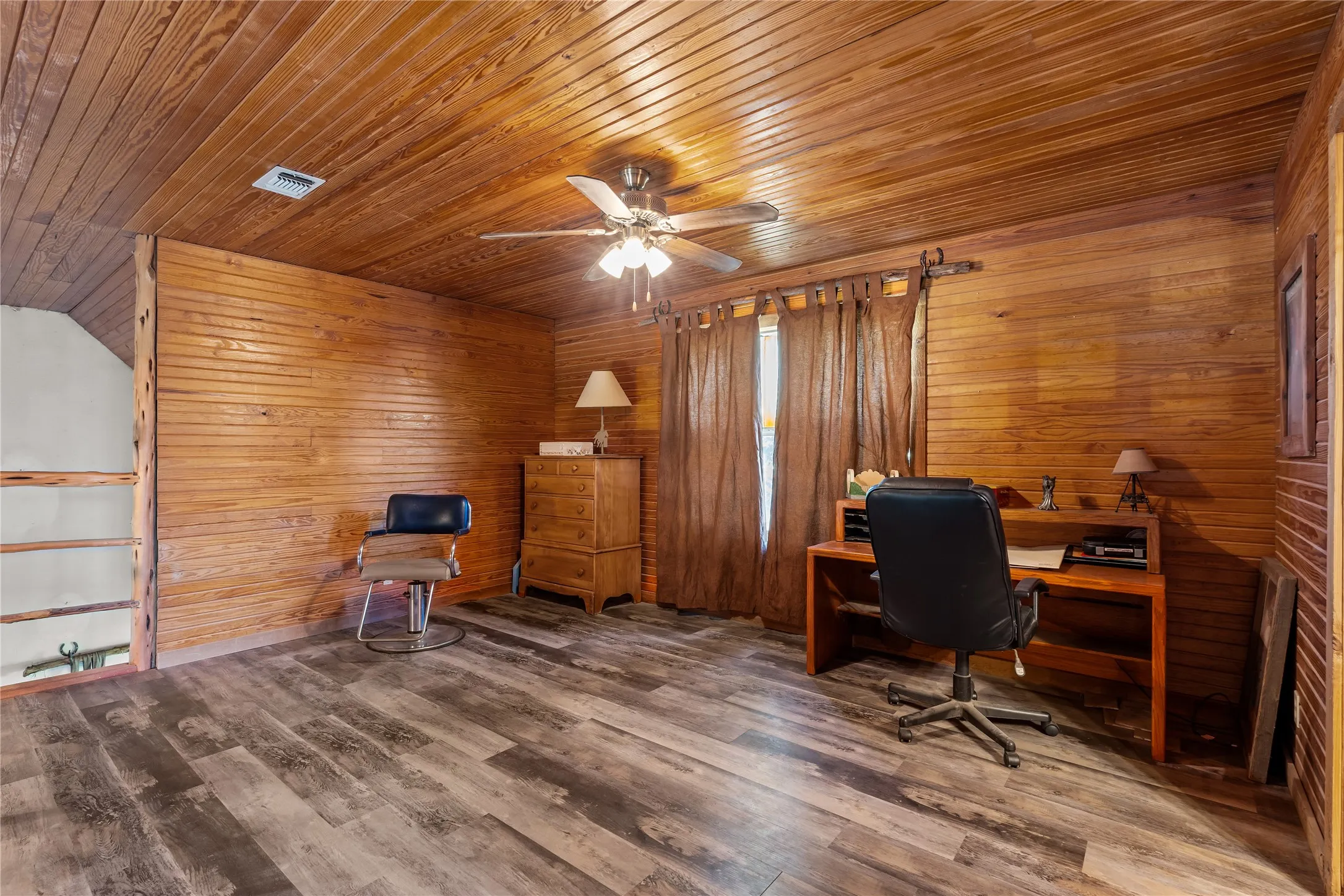 Farm For Sale in Wise County , 262 N Cheyenne Trail, Springtown, Texas 76082, 3 Bedroom, 2 Bathroom, Garage spaces, 2,000 Sqft, built in 2005, mls#21322800, Real Estate Agent in Springtown, Homes For Sale in Wise county, Homes For Sale in Springtown, Realtor in Springtown Texas, Real Estate Brokerage Independent Realty Texas, Luminita Cordes Realtor
