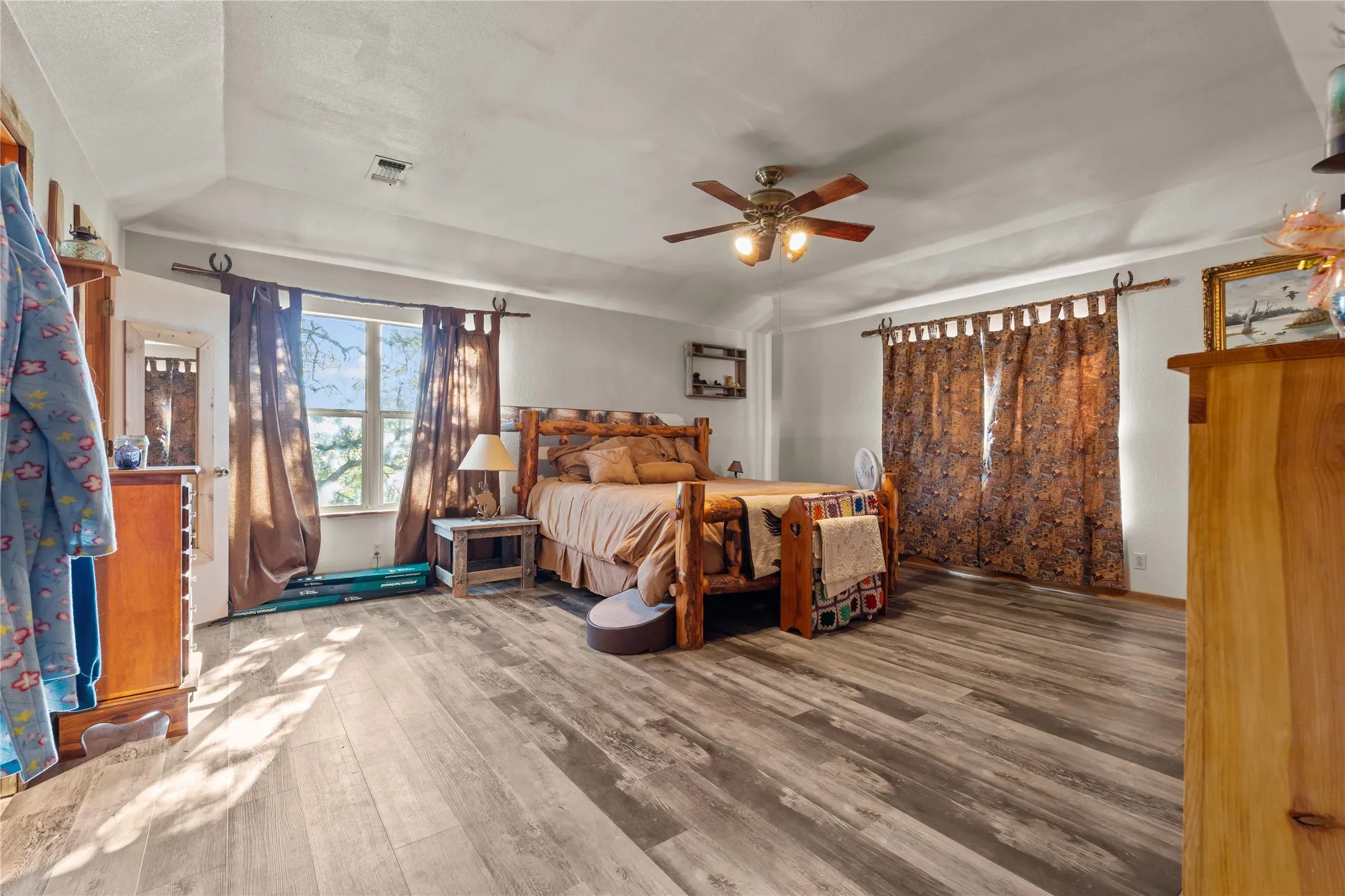 Farm For Sale in Wise County , 262 N Cheyenne Trail, Springtown, Texas 76082, 3 Bedroom, 2 Bathroom, Garage spaces, 2,000 Sqft, built in 2005, mls#21322800, Real Estate Agent in Springtown, Homes For Sale in Wise county, Homes For Sale in Springtown, Realtor in Springtown Texas, Real Estate Brokerage Independent Realty Texas, Luminita Cordes Realtor
