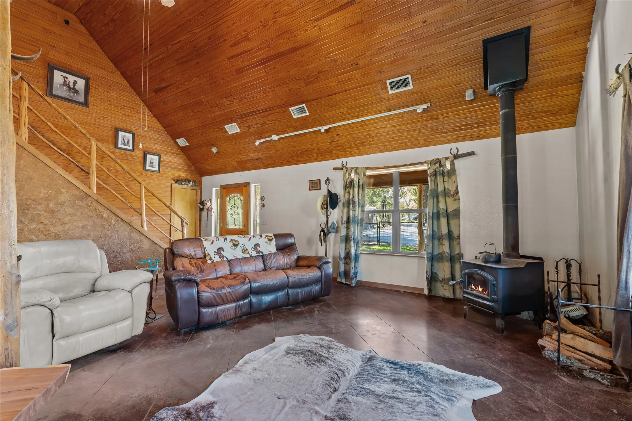 Farm For Sale in Wise County , 262 N Cheyenne Trail, Springtown, Texas 76082, 3 Bedroom, 2 Bathroom, Garage spaces, 2,000 Sqft, built in 2005, mls#21322800, Real Estate Agent in Springtown, Homes For Sale in Wise county, Homes For Sale in Springtown, Realtor in Springtown Texas, Real Estate Brokerage Independent Realty Texas, Luminita Cordes Realtor
