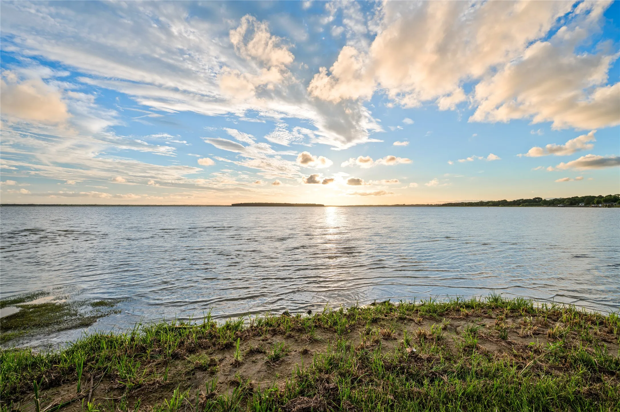 Single Family Residence For Sale in Kaufman County , 1518 Shoreline Drive, Mabank, Texas 75143, 4 Bedroom, 3 Bathroom, 3 Garage spaces, 2,283 Sqft, built in 2022, mls#21319401, Real Estate Agent in Mabank, Homes For Sale in Kaufman county, Homes For Sale in Mabank, Realtor in Mabank Texas, Real Estate Brokerage Independent Realty Texas, Luminita Cordes Realtor