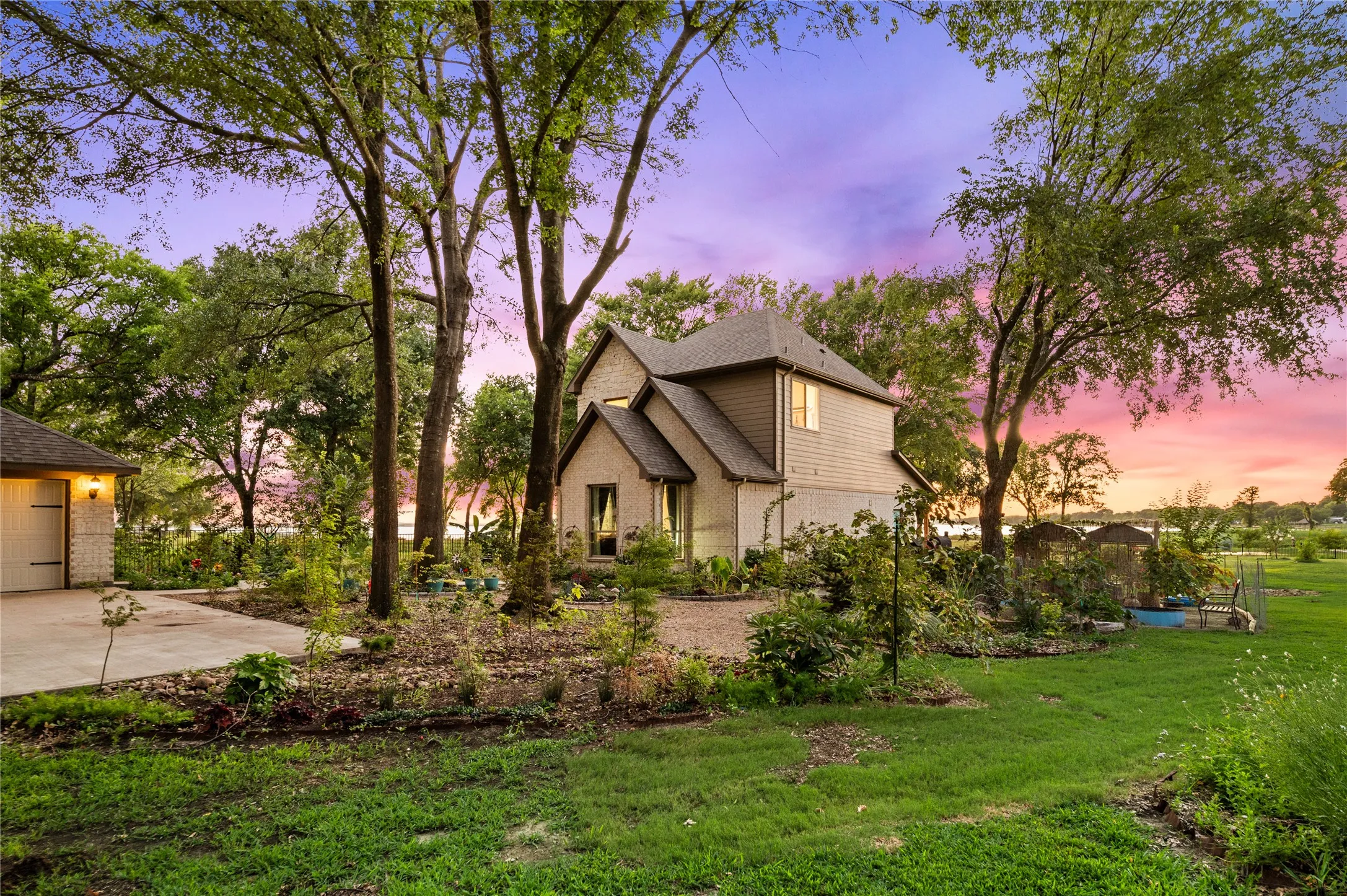 Single Family Residence For Sale in Kaufman County , 1518 Shoreline Drive, Mabank, Texas 75143, 4 Bedroom, 3 Bathroom, 3 Garage spaces, 2,283 Sqft, built in 2022, mls#21319401, Real Estate Agent in Mabank, Homes For Sale in Kaufman county, Homes For Sale in Mabank, Realtor in Mabank Texas, Real Estate Brokerage Independent Realty Texas, Luminita Cordes Realtor