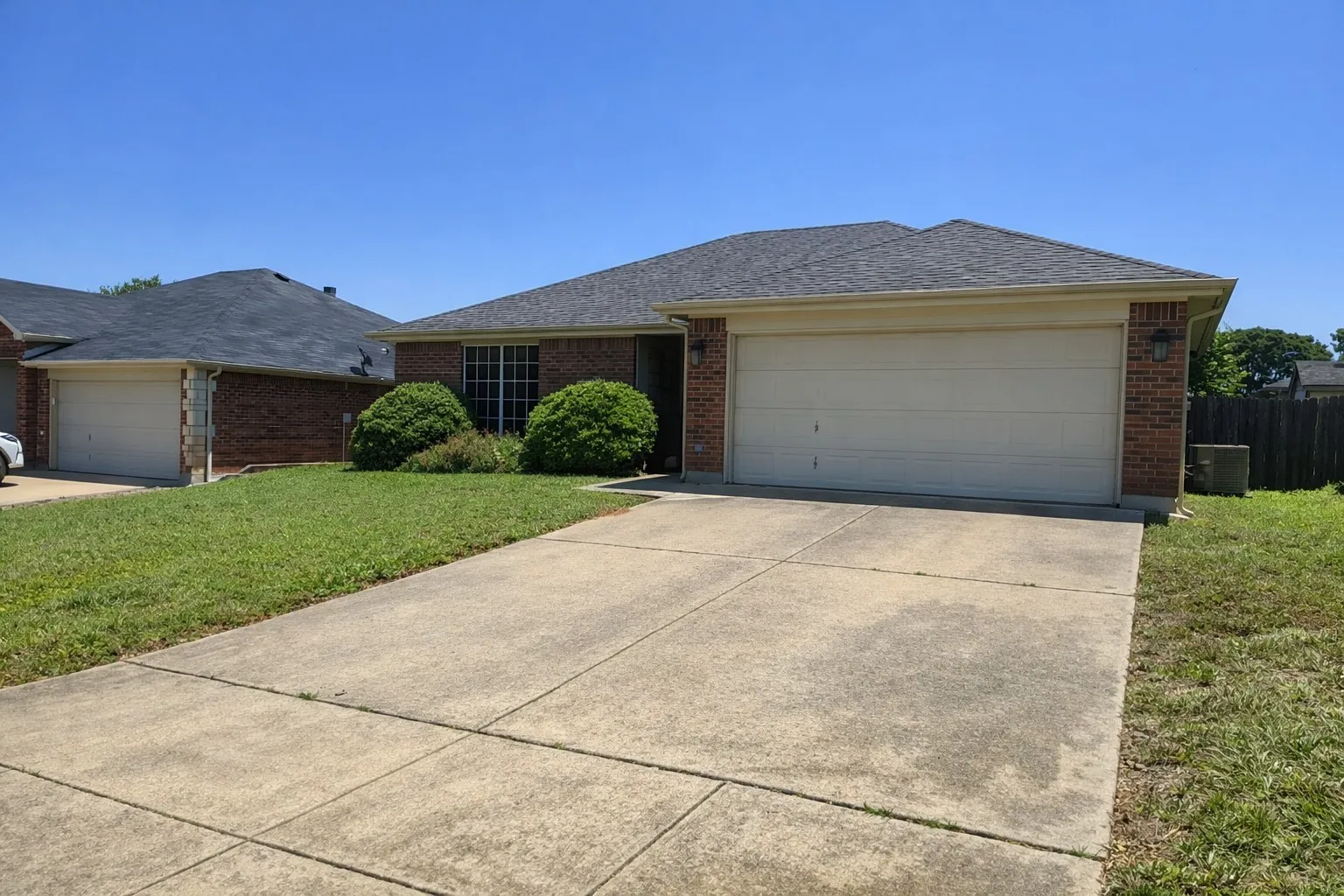 Single Family Residence For Sale in Tarrant County , 2009 Wahoo Drive, Mansfield, Texas 76063, 3 Bedroom, 2 Bathroom, 2 Garage spaces, 1,407 Sqft, built in 2003, mls#21322254, Real Estate Agent in Mansfield, Homes For Sale in Tarrant county, Homes For Sale in Mansfield, Realtor in Mansfield Texas, Real Estate Brokerage Independent Realty Texas, Luminita Cordes Realtor