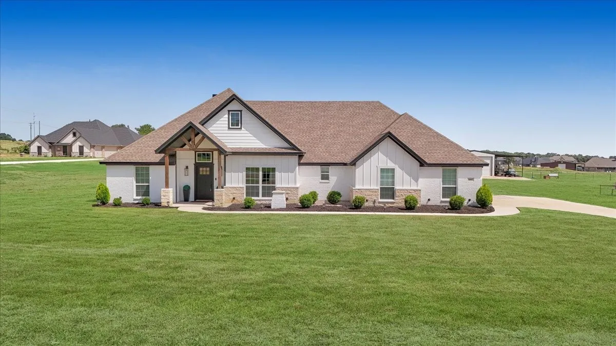 Single Family Residence For Sale in Parker County , 1005 Paradise Parkway, Poolville, Texas 76487, 3 Bedrooms, 2 Bathrooms, 2 Garage spaces, 2,066 Sqft, built in 2022, Price $460,000, mls#21318254, Real Estate Agent in Poolville, Homes For Sale in Parker county, Homes For Sale in Poolville, Realtor in Poolville Texas, Real Estate Brokerage Independent Realty Texas, Luminita Cordes Realtor