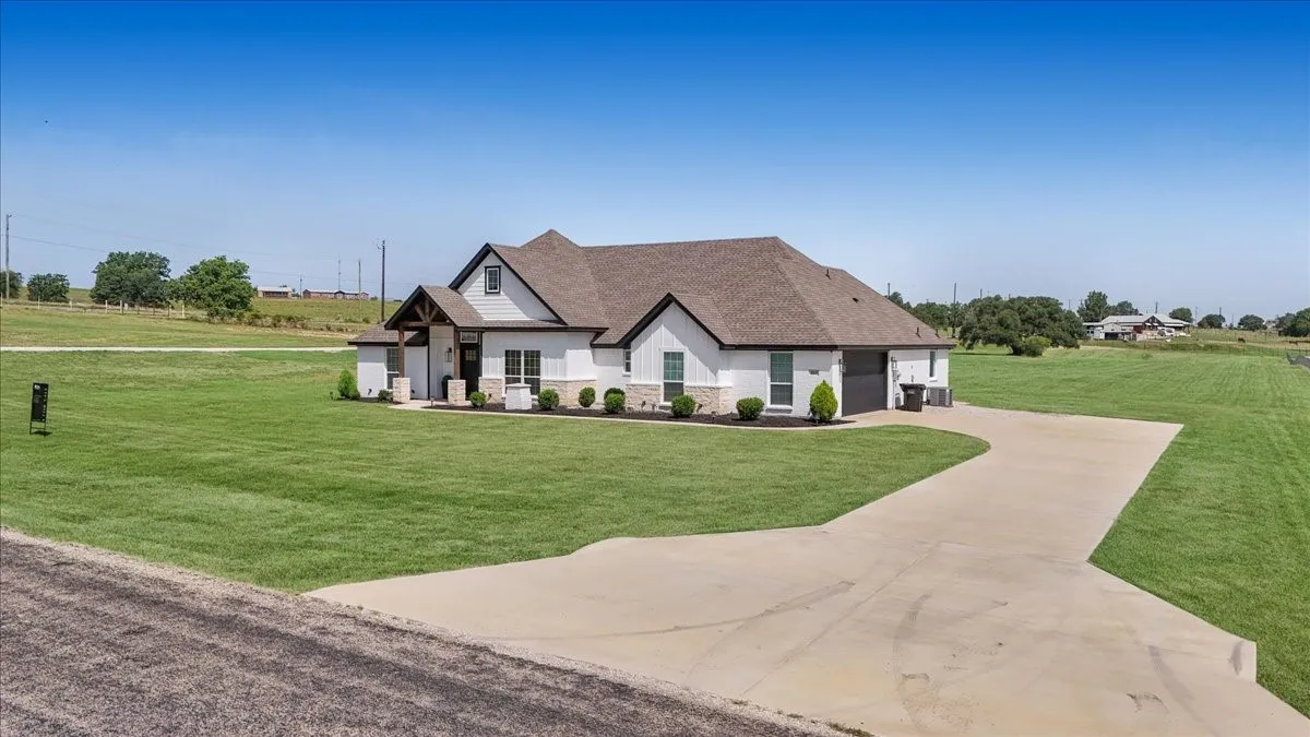 Single Family Residence For Sale in Parker County , 1005 Paradise Parkway, Poolville, Texas 76487, 3 Bedrooms, 2 Bathrooms, 2 Garage spaces, 2,066 Sqft, built in 2022, Price $460,000, mls#21318254, Real Estate Agent in Poolville, Homes For Sale in Parker county, Homes For Sale in Poolville, Realtor in Poolville Texas, Real Estate Brokerage Independent Realty Texas, Luminita Cordes Realtor