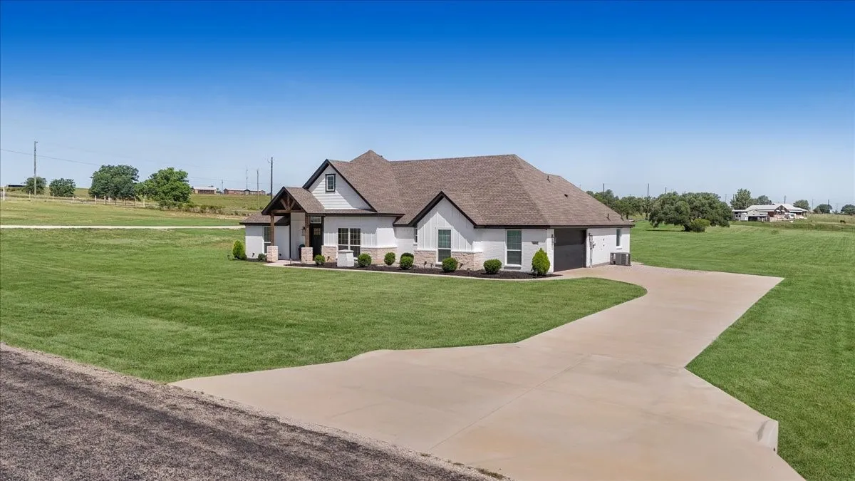 Single Family Residence For Sale in Parker County , 1005 Paradise Parkway, Poolville, Texas 76487, 3 Bedrooms, 2 Bathrooms, 2 Garage spaces, 2,066 Sqft, built in 2022, Price $460,000, mls#21318254, Real Estate Agent in Poolville, Homes For Sale in Parker county, Homes For Sale in Poolville, Realtor in Poolville Texas, Real Estate Brokerage Independent Realty Texas, Luminita Cordes Realtor
