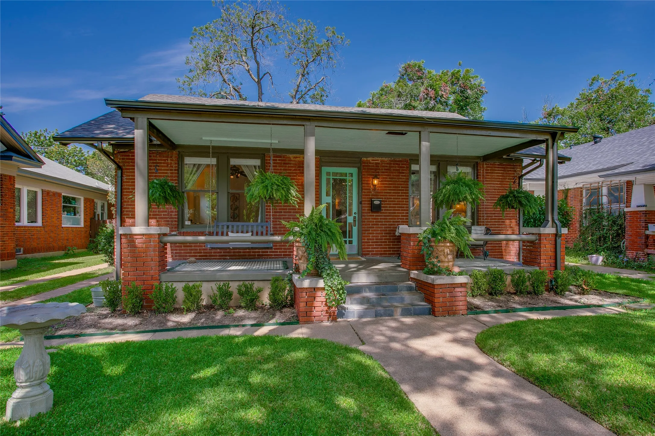 Single Family Residence For Sale in Dallas County , 623 N Montclair Avenue, Dallas, Texas 75208, 3 Bedroom, 2 Bathroom, 1 Garage spaces, 1,811 Sqft, built in 1922, mls#21321701, Real Estate Agent in Dallas, Homes For Sale in Dallas county, Homes For Sale in Dallas, Realtor in Dallas Texas, Real Estate Brokerage Independent Realty Texas, Luminita Cordes Realtor