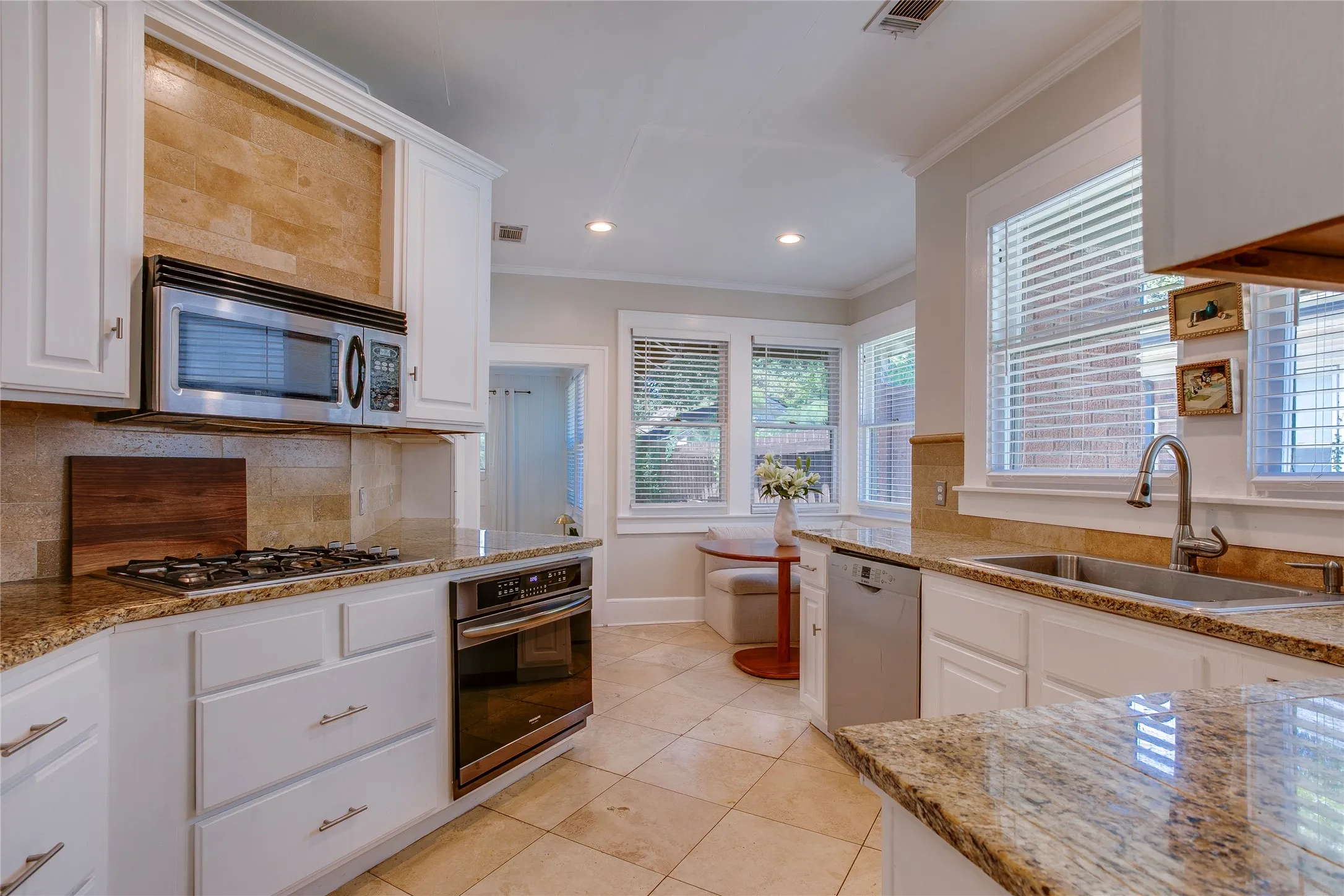 Single Family Residence For Sale in Dallas County , 623 N Montclair Avenue, Dallas, Texas 75208, 3 Bedroom, 2 Bathroom, 1 Garage spaces, 1,811 Sqft, built in 1922, mls#21321701, Real Estate Agent in Dallas, Homes For Sale in Dallas county, Homes For Sale in Dallas, Realtor in Dallas Texas, Real Estate Brokerage Independent Realty Texas, Luminita Cordes Realtor