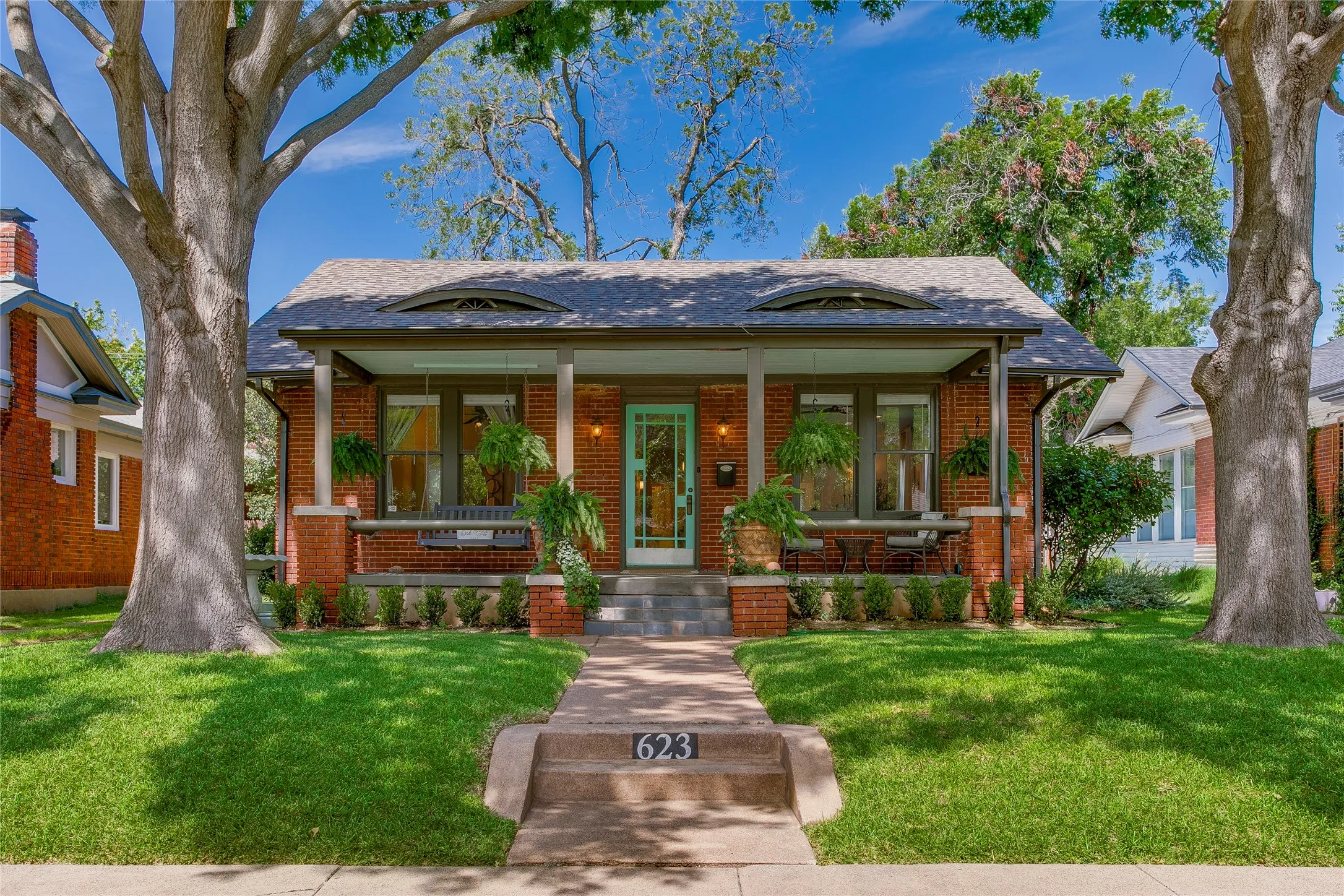 Single Family Residence For Sale in Dallas County , 623 N Montclair Avenue, Dallas, Texas 75208, 3 Bedroom, 2 Bathroom, 1 Garage spaces, 1,811 Sqft, built in 1922, mls#21321701, Real Estate Agent in Dallas, Homes For Sale in Dallas county, Homes For Sale in Dallas, Realtor in Dallas Texas, Real Estate Brokerage Independent Realty Texas, Luminita Cordes Realtor