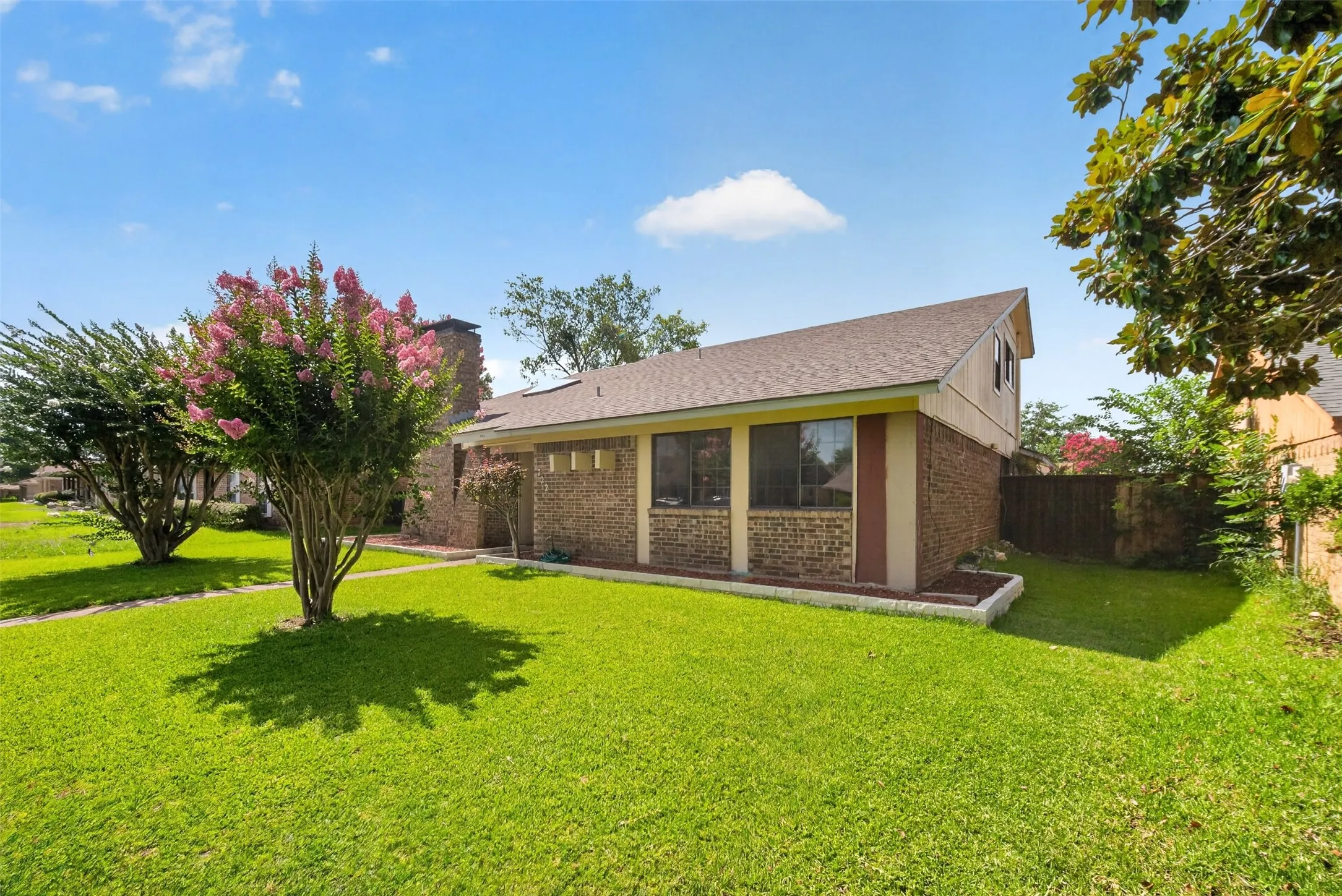 Single Family Residence For Sale in Dallas County , 1722 Leicester Street, Garland, Texas 75044, 4 Bedroom, 3 Bathroom, 2 Garage spaces, 2,189 Sqft, built in 1980, mls#21320264, Real Estate Agent in Garland, Homes For Sale in Dallas county, Homes For Sale in Garland, Realtor in Garland Texas, Real Estate Brokerage Independent Realty Texas, Luminita Cordes Realtor