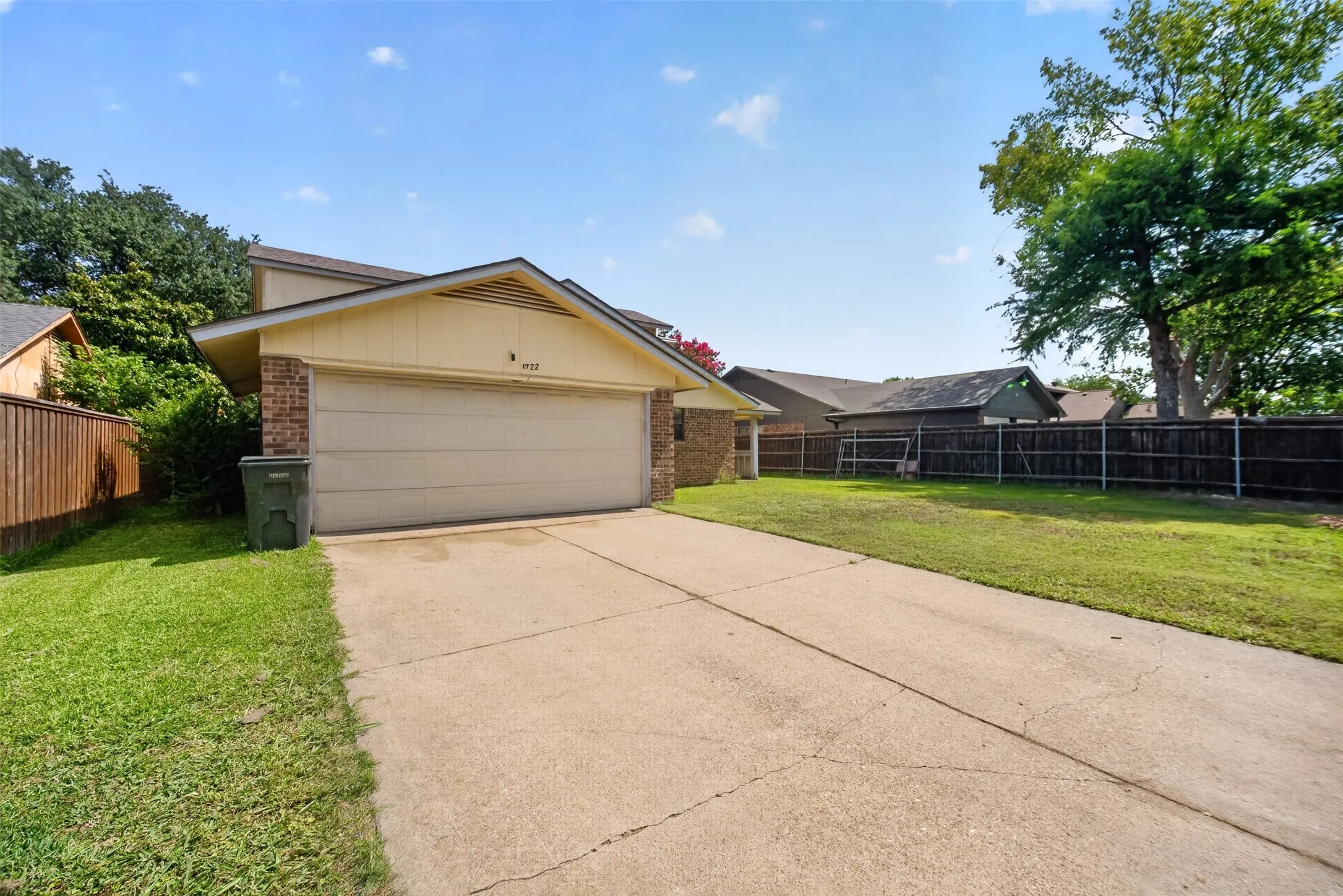 Single Family Residence For Sale in Dallas County , 1722 Leicester Street, Garland, Texas 75044, 4 Bedroom, 3 Bathroom, 2 Garage spaces, 2,189 Sqft, built in 1980, mls#21320264, Real Estate Agent in Garland, Homes For Sale in Dallas county, Homes For Sale in Garland, Realtor in Garland Texas, Real Estate Brokerage Independent Realty Texas, Luminita Cordes Realtor