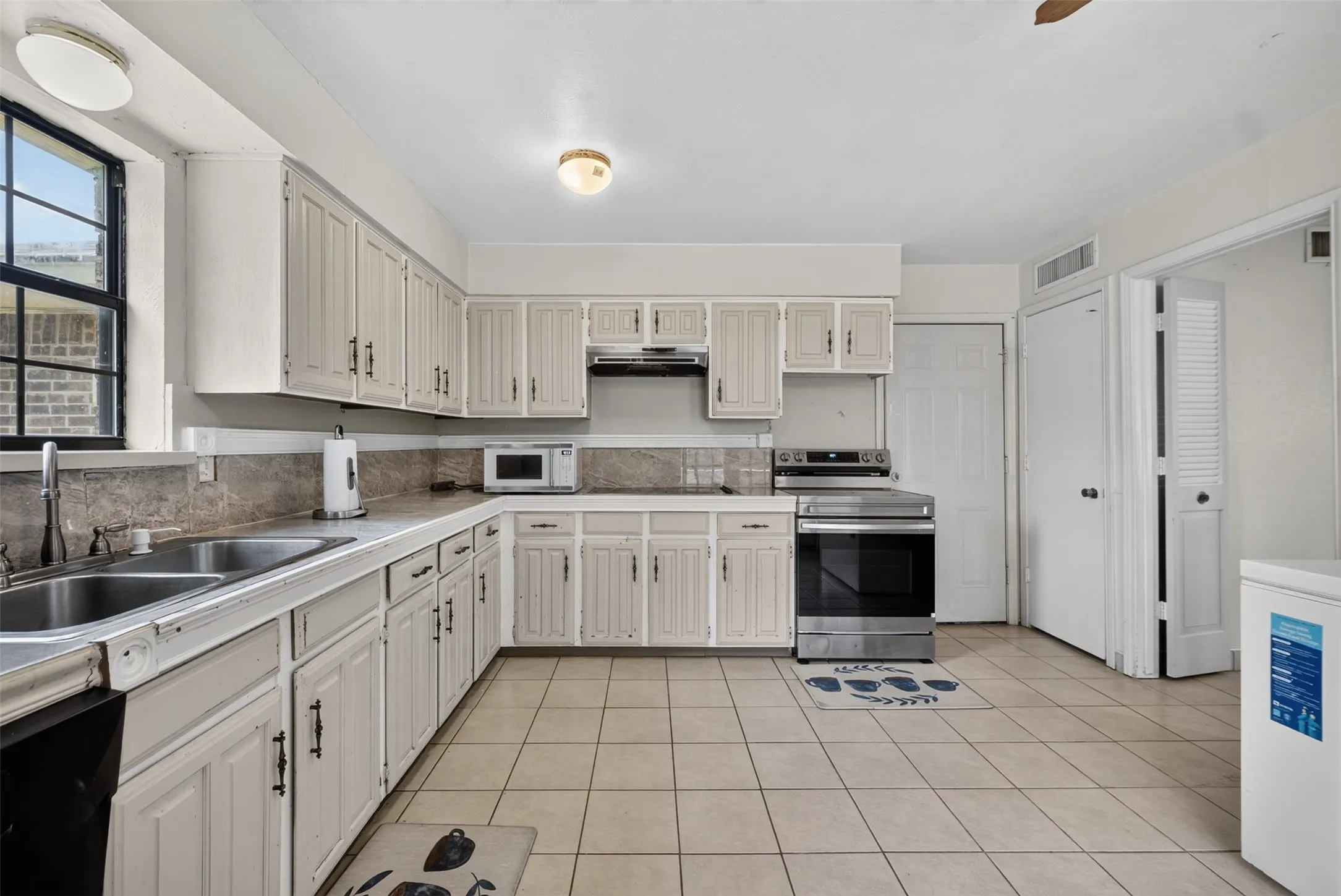 Single Family Residence For Sale in Dallas County , 1722 Leicester Street, Garland, Texas 75044, 4 Bedroom, 3 Bathroom, 2 Garage spaces, 2,189 Sqft, built in 1980, mls#21320264, Real Estate Agent in Garland, Homes For Sale in Dallas county, Homes For Sale in Garland, Realtor in Garland Texas, Real Estate Brokerage Independent Realty Texas, Luminita Cordes Realtor