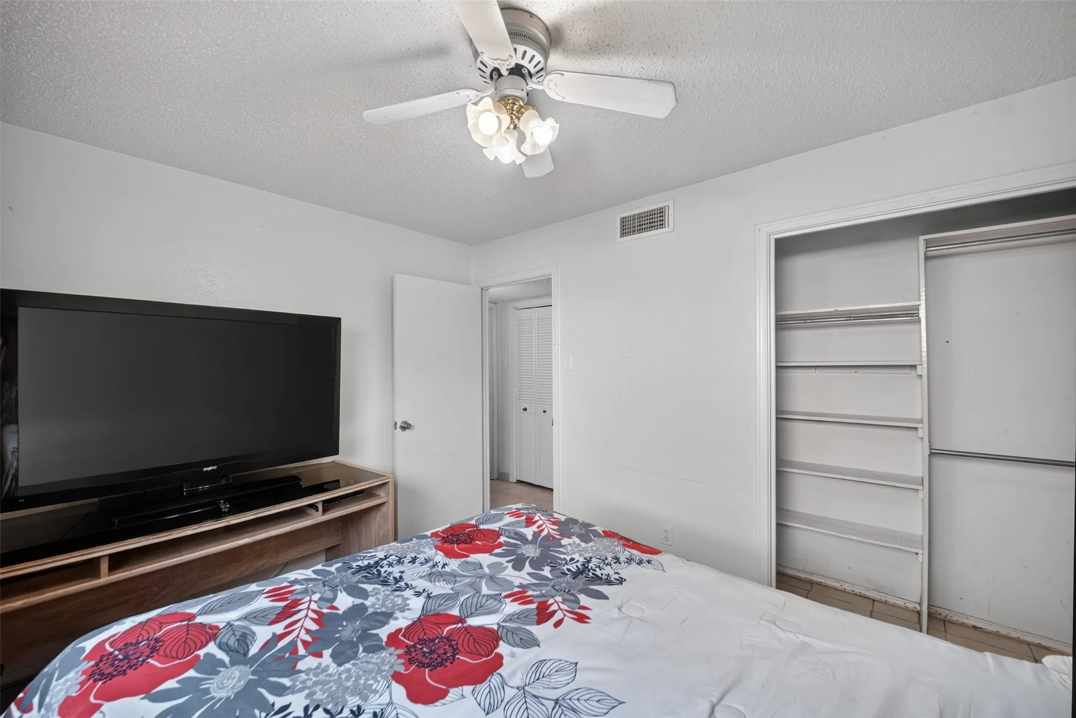 Single Family Residence For Sale in Dallas County , 1722 Leicester Street, Garland, Texas 75044, 4 Bedroom, 3 Bathroom, 2 Garage spaces, 2,189 Sqft, built in 1980, mls#21320264, Real Estate Agent in Garland, Homes For Sale in Dallas county, Homes For Sale in Garland, Realtor in Garland Texas, Real Estate Brokerage Independent Realty Texas, Luminita Cordes Realtor
