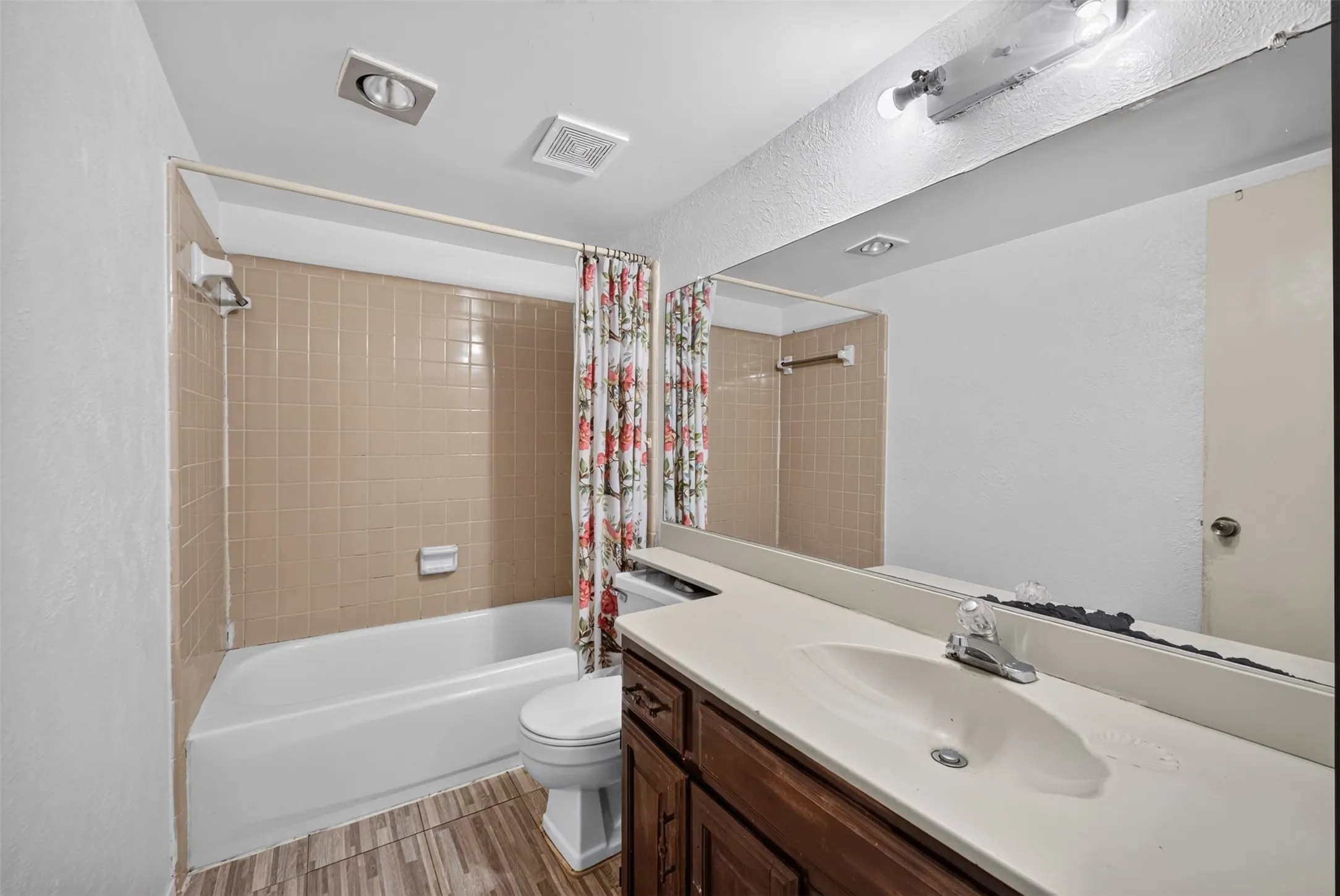 Single Family Residence For Sale in Dallas County , 1722 Leicester Street, Garland, Texas 75044, 4 Bedroom, 3 Bathroom, 2 Garage spaces, 2,189 Sqft, built in 1980, mls#21320264, Real Estate Agent in Garland, Homes For Sale in Dallas county, Homes For Sale in Garland, Realtor in Garland Texas, Real Estate Brokerage Independent Realty Texas, Luminita Cordes Realtor