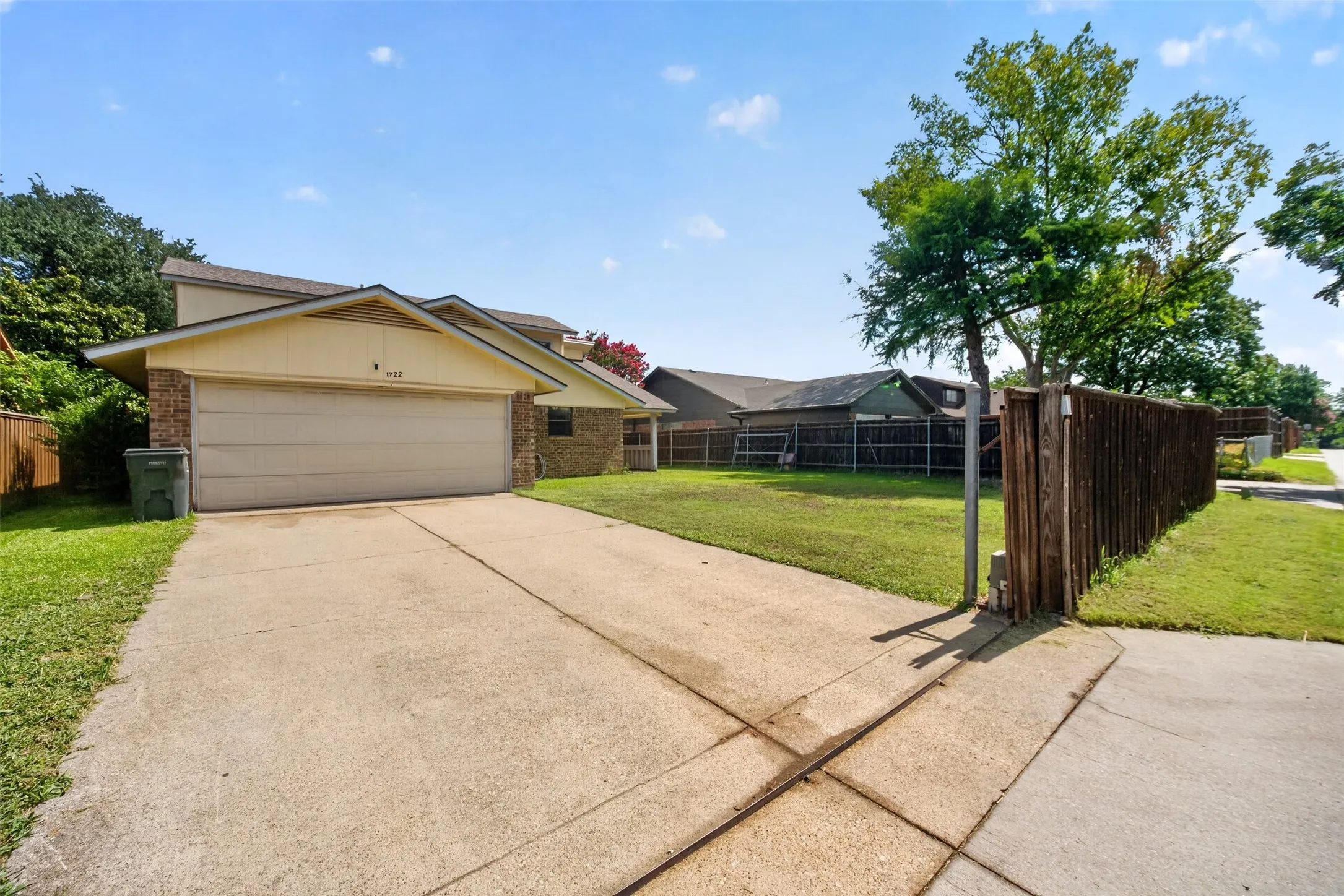 Single Family Residence For Sale in Dallas County , 1722 Leicester Street, Garland, Texas 75044, 4 Bedroom, 3 Bathroom, 2 Garage spaces, 2,189 Sqft, built in 1980, mls#21320264, Real Estate Agent in Garland, Homes For Sale in Dallas county, Homes For Sale in Garland, Realtor in Garland Texas, Real Estate Brokerage Independent Realty Texas, Luminita Cordes Realtor